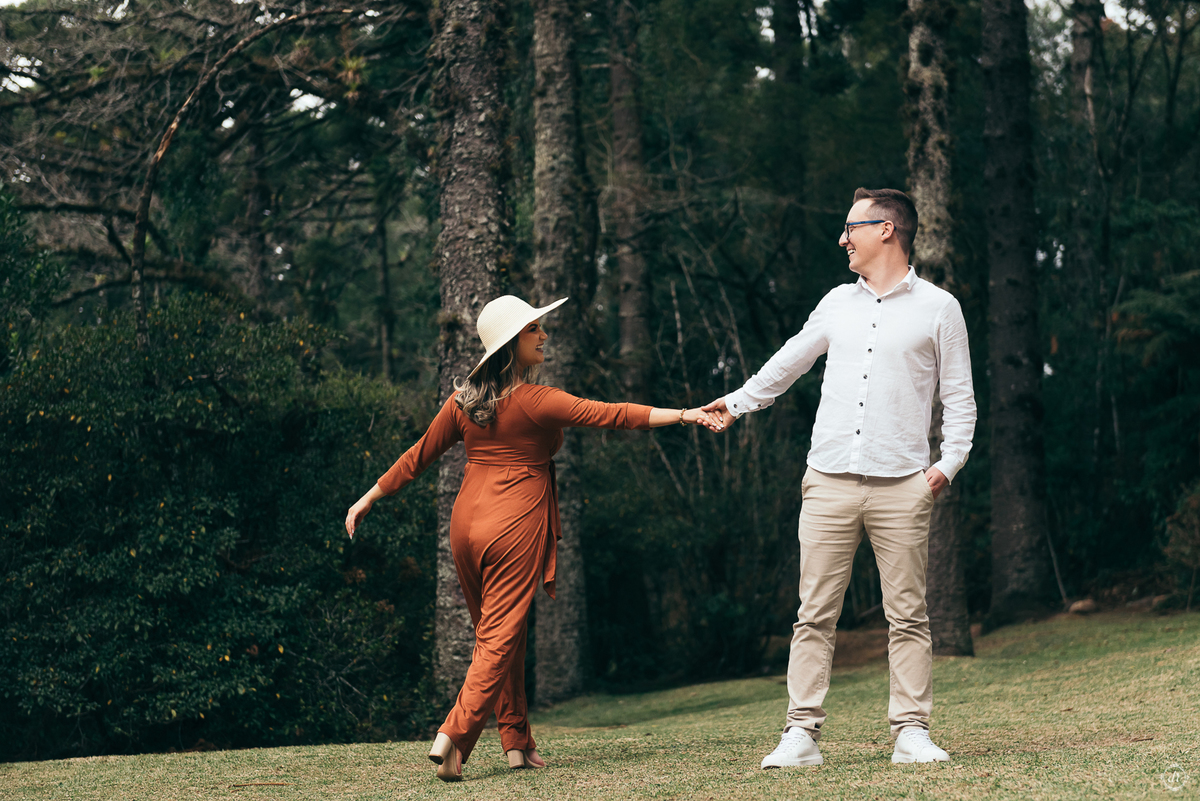 ensaio de gestante daniela radavelli fotografia ensaio em gramado fotos no lago negro look de gestante 