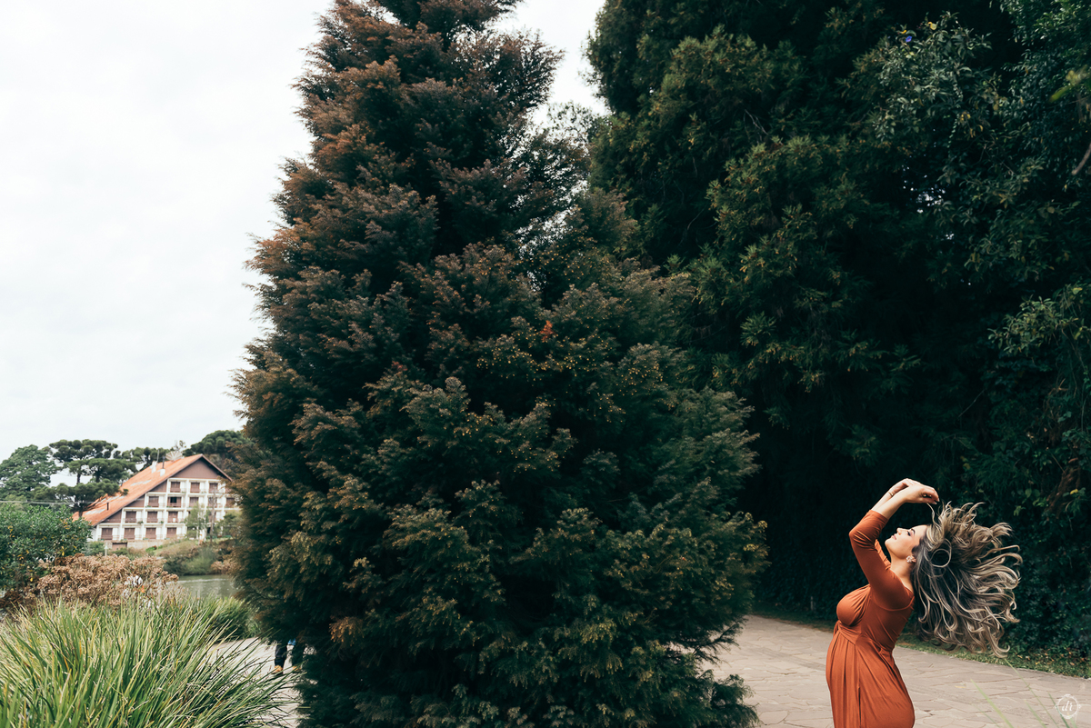 ensaio de gestante daniela radavelli fotografia ensaio em gramado fotos no lago negro look de gestante 