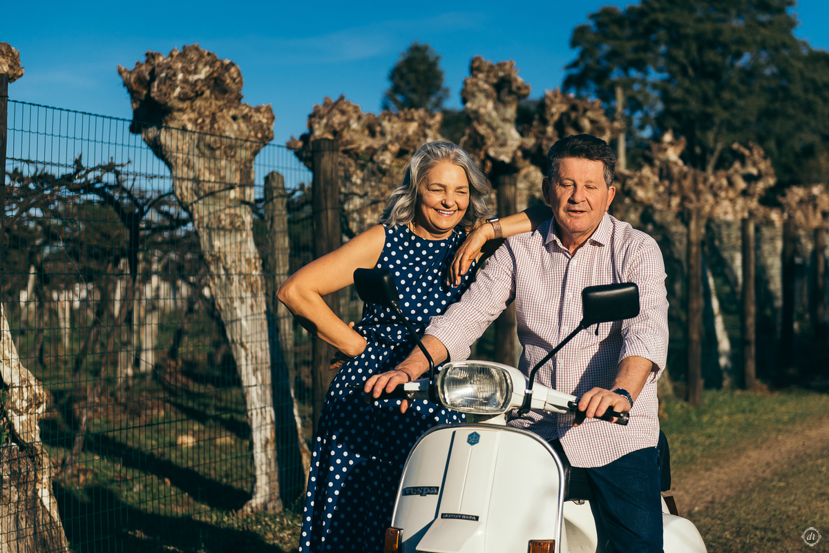 ensaio de familia daniela radavelli fotografia fotografa em bento Gonçalves fotos chá da tarde piquenique no jardim  de lambreta aniversario de 60 anos