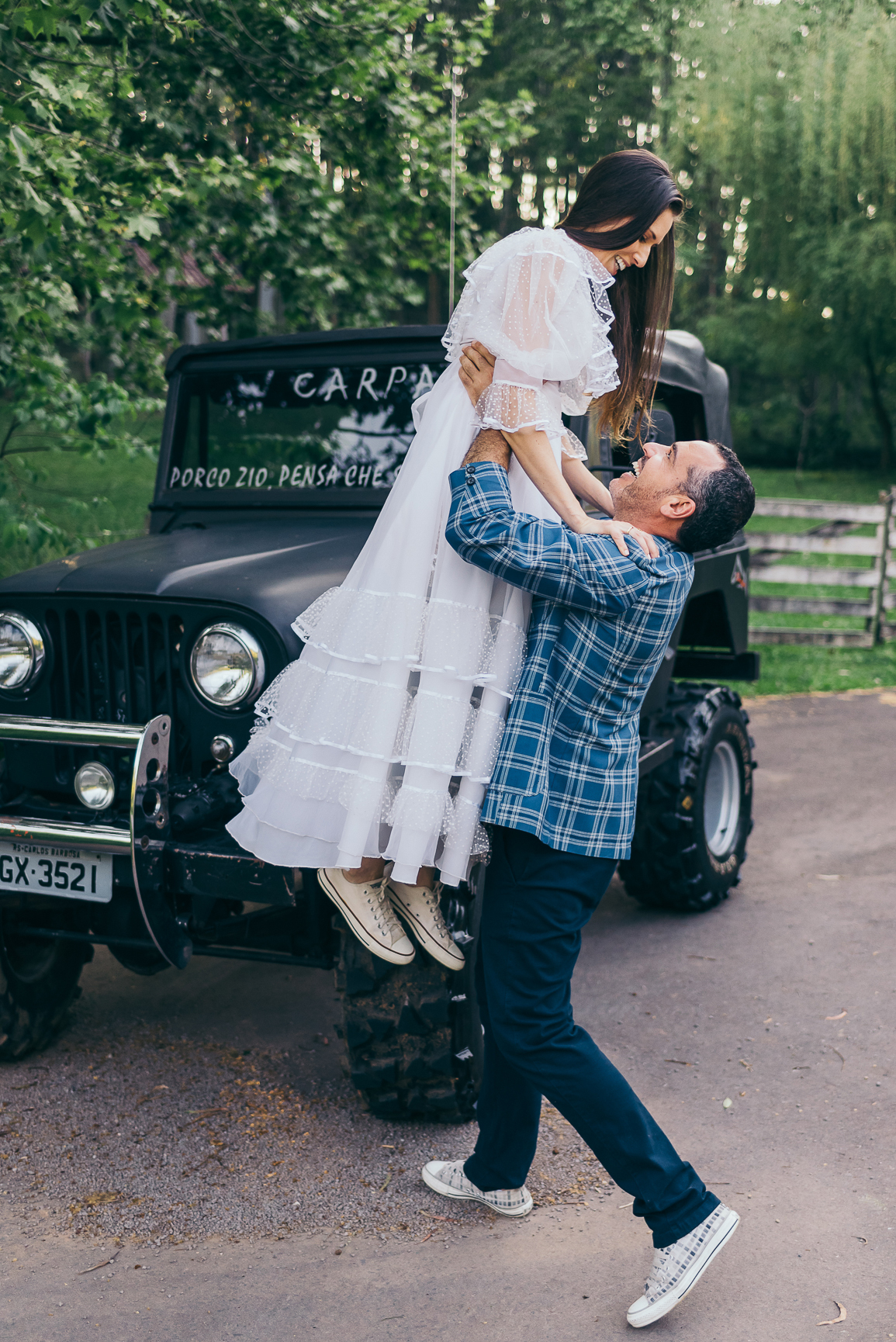 ensaio pre casamento daniela radavelli fotografia ensaio com jeep pre wedding no por do sol vestido de noiva antigo 