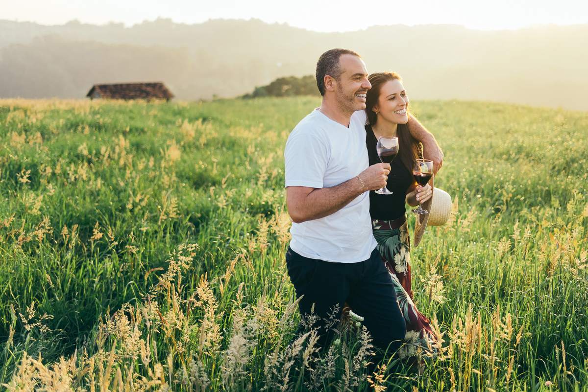 ensaio pre casamento daniela radavelli fotografia ensaio com jeep pre wedding no por do sol ensaio com vinho 