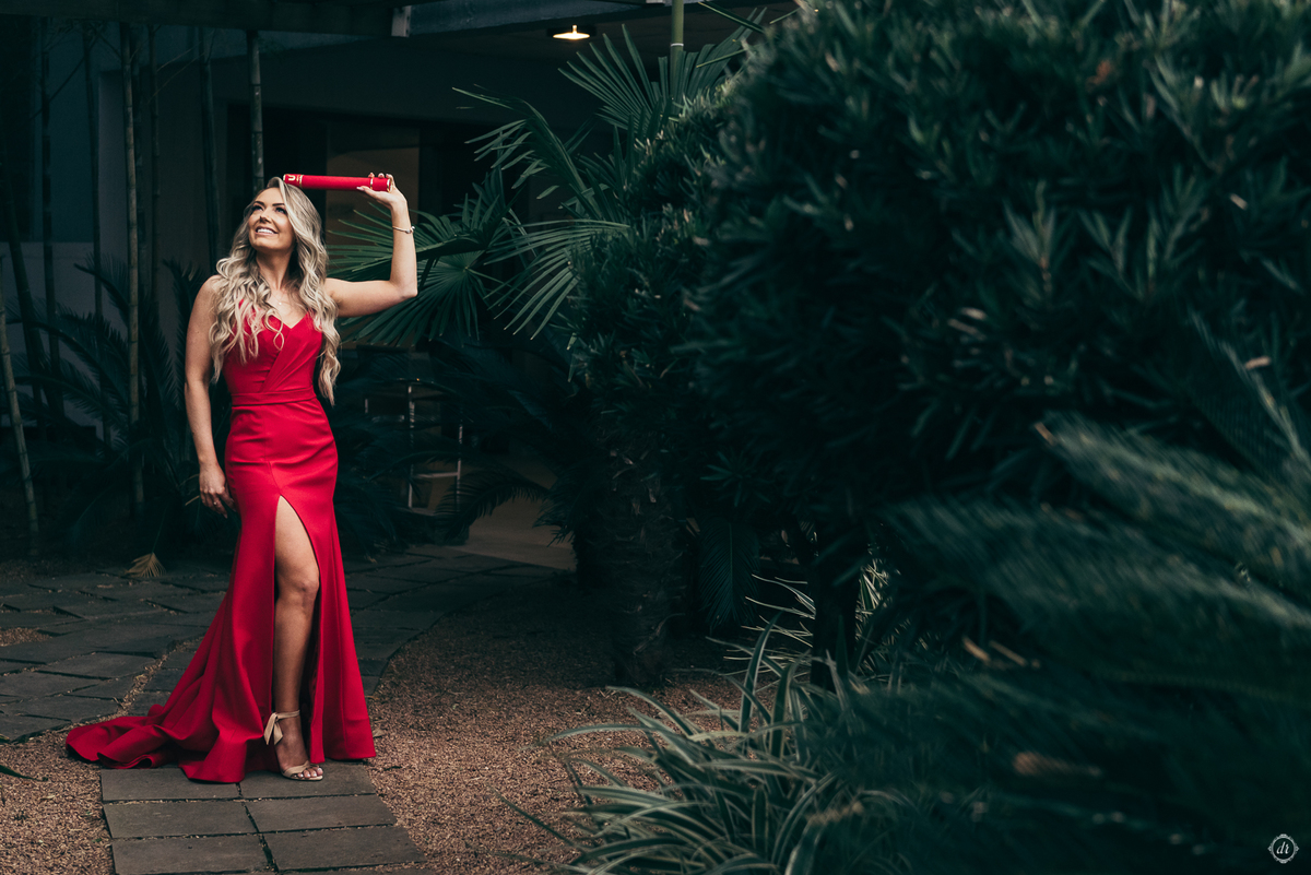 festa de formatura formanda em direito vestido de formatura vestido vermelho decoração de formatura  vinicola lovara vinhos finos  daniela radavelli fotografia