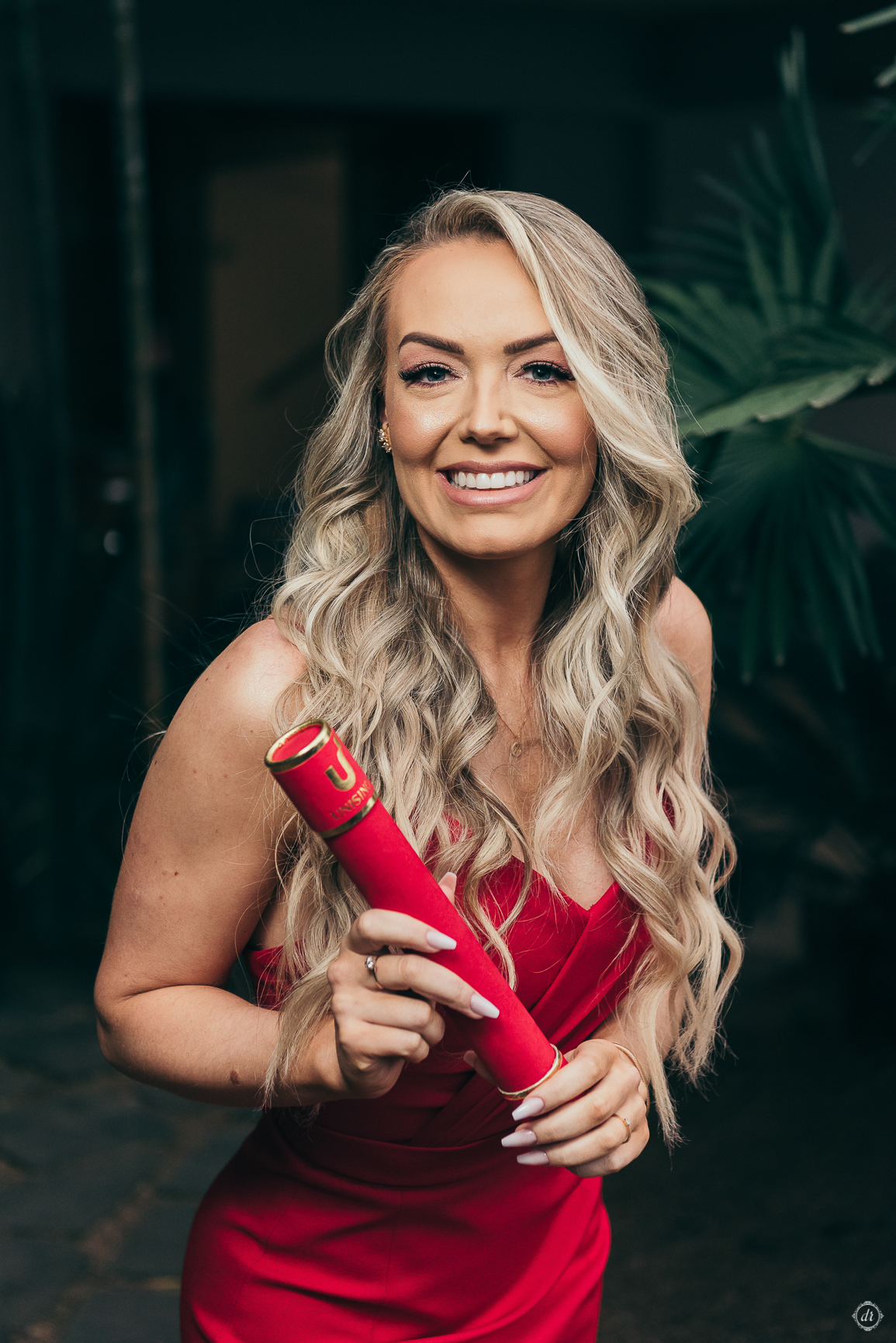 festa de formatura formanda em direito vestido de formatura vestido vermelho decoração de formatura  vinicola lovara vinhos finos  daniela radavelli fotografia