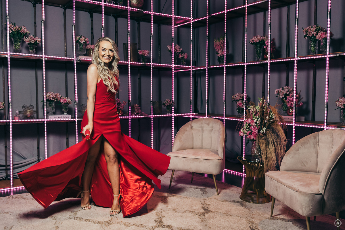 festa de formatura formanda em direito vestido de formatura vestido vermelho decoração de formatura  vinicola lovara vinhos finos  daniela radavelli fotografia