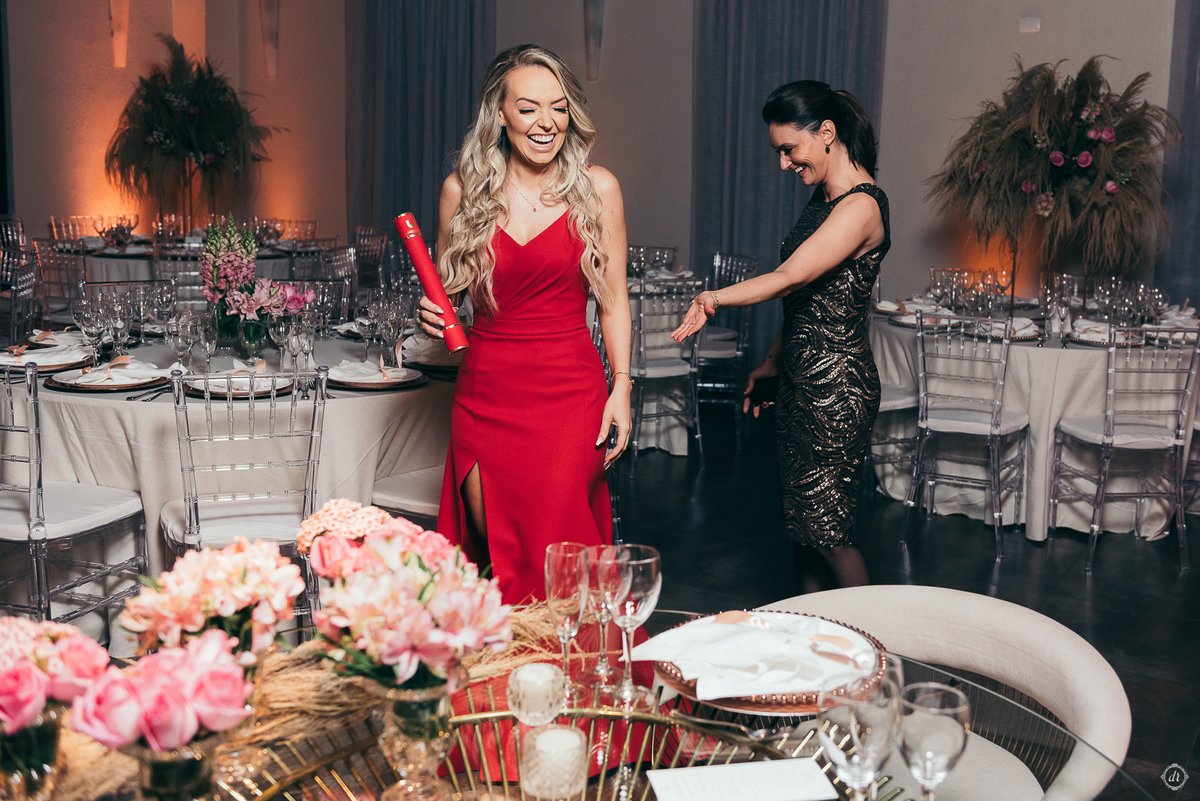 festa de formatura formanda em direito vestido de formatura vestido vermelho decoração de formatura  vinicola lovara vinhos finos  daniela radavelli fotografia