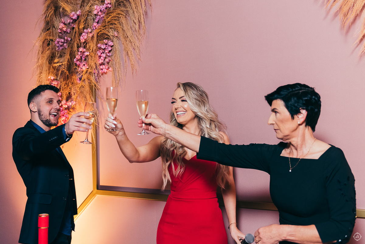 festa de formatura formanda em direito vestido de formatura vestido vermelho decoração de formatura  vinicola lovara vinhos finos  daniela radavelli fotografia