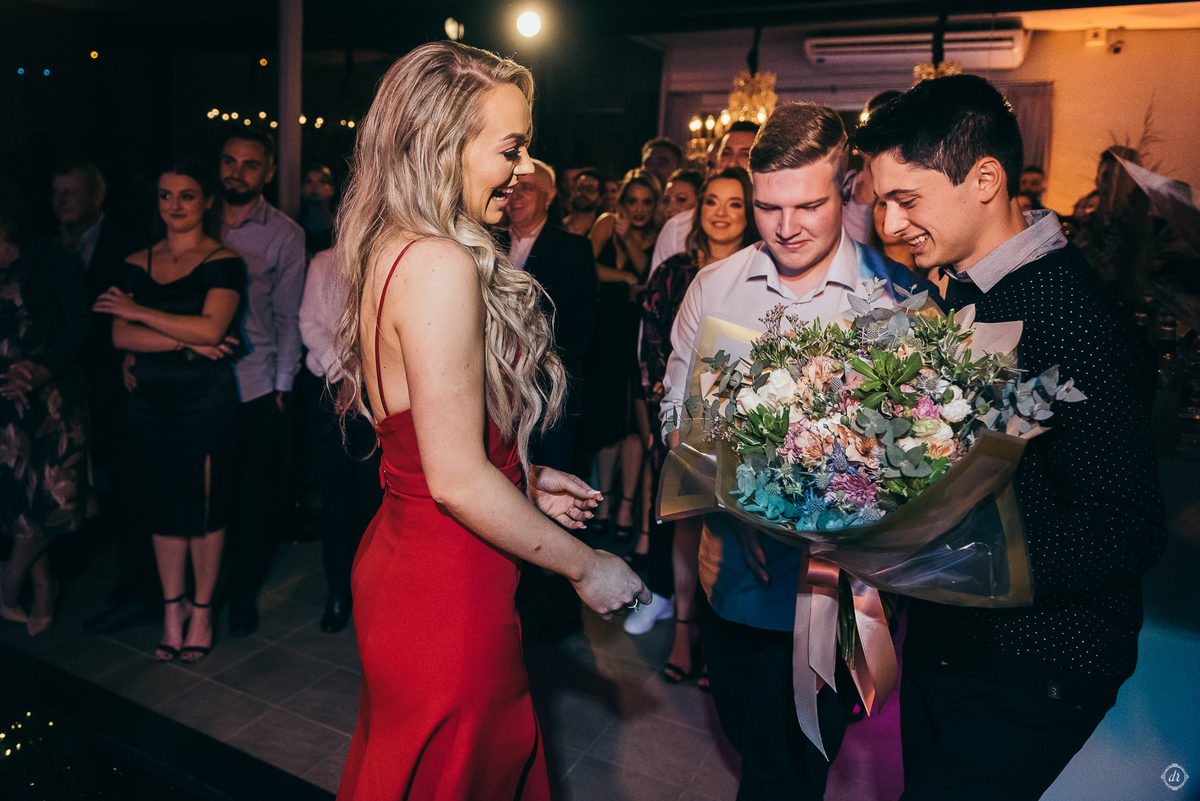 festa de formatura formanda em direito vestido de formatura vestido vermelho decoração de formatura  vinicola lovara vinhos finos  daniela radavelli fotografia