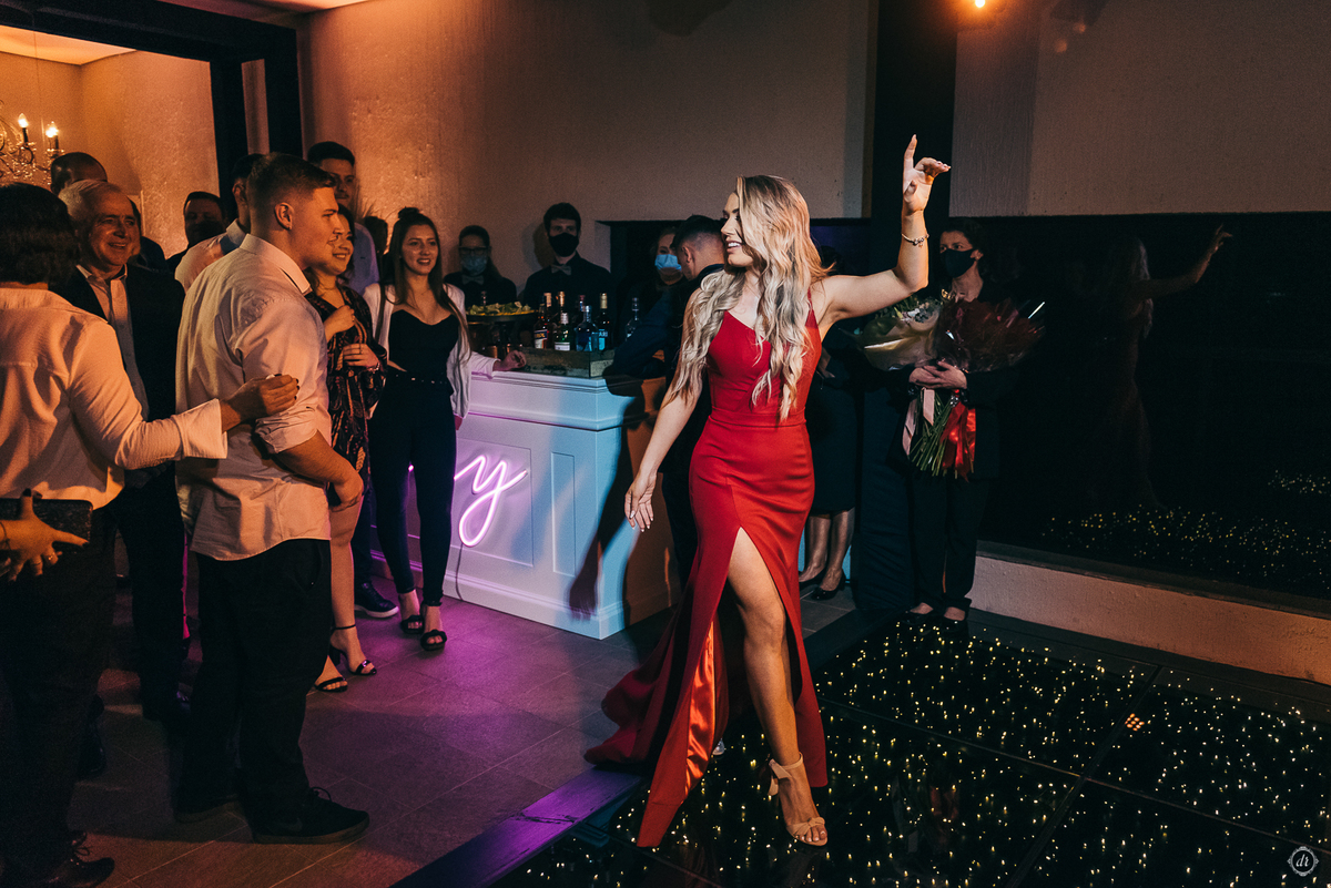 festa de formatura formanda em direito vestido de formatura vestido vermelho decoração de formatura  vinicola lovara vinhos finos  daniela radavelli fotografia