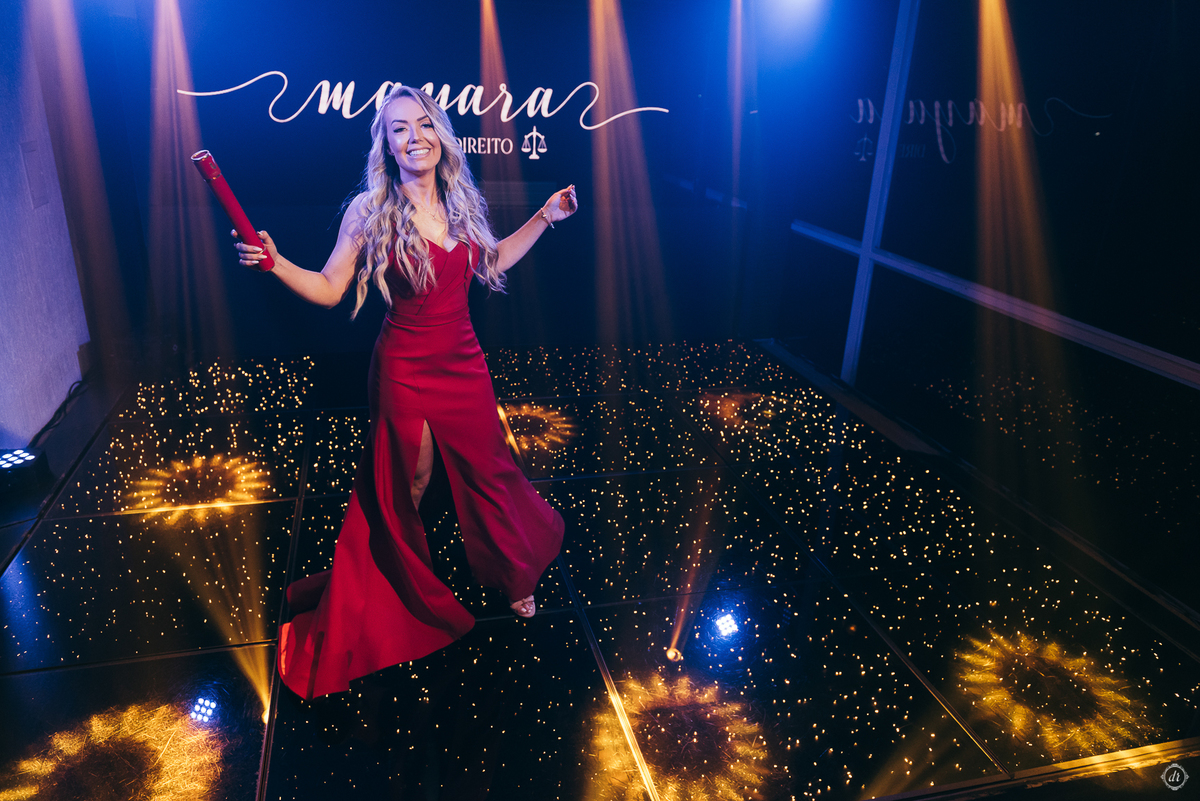 festa de formatura formanda em direito vestido de formatura vestido vermelho decoração de formatura  vinicola lovara vinhos finos  daniela radavelli fotografia