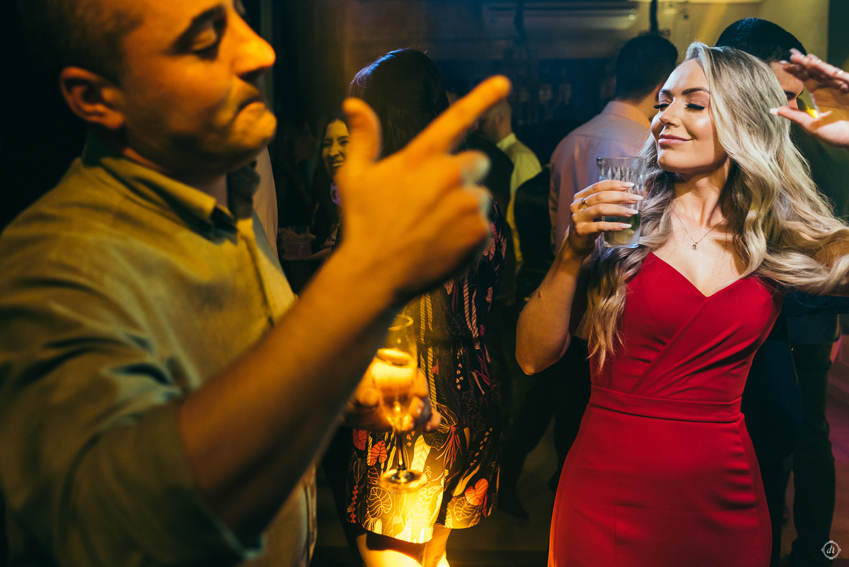 festa de formatura formanda em direito vestido de formatura vestido vermelho decoração de formatura  vinicola lovara vinhos finos  daniela radavelli fotografia