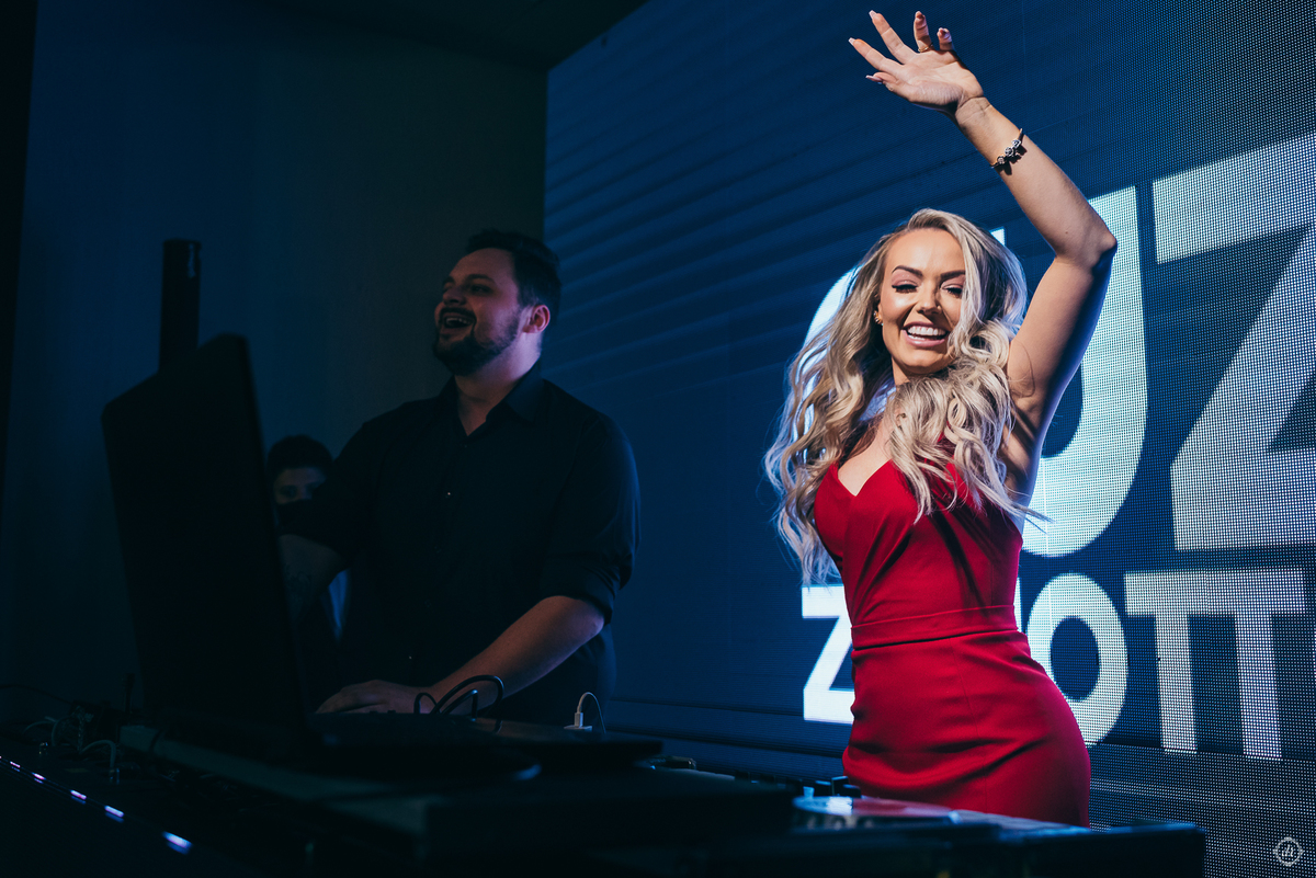 festa de formatura formanda em direito vestido de formatura vestido vermelho decoração de formatura  vinicola lovara vinhos finos  daniela radavelli fotografia