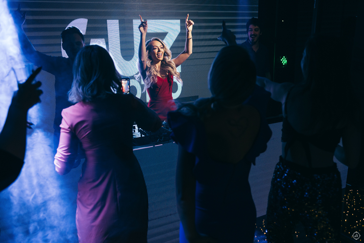 festa de formatura formanda em direito vestido de formatura vestido vermelho decoração de formatura  vinicola lovara vinhos finos  daniela radavelli fotografia