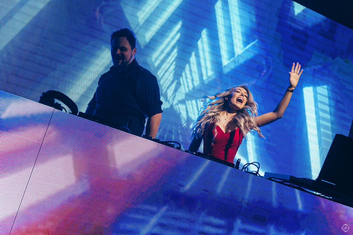 festa de formatura formanda em direito vestido de formatura vestido vermelho decoração de formatura  vinicola lovara vinhos finos  daniela radavelli fotografia