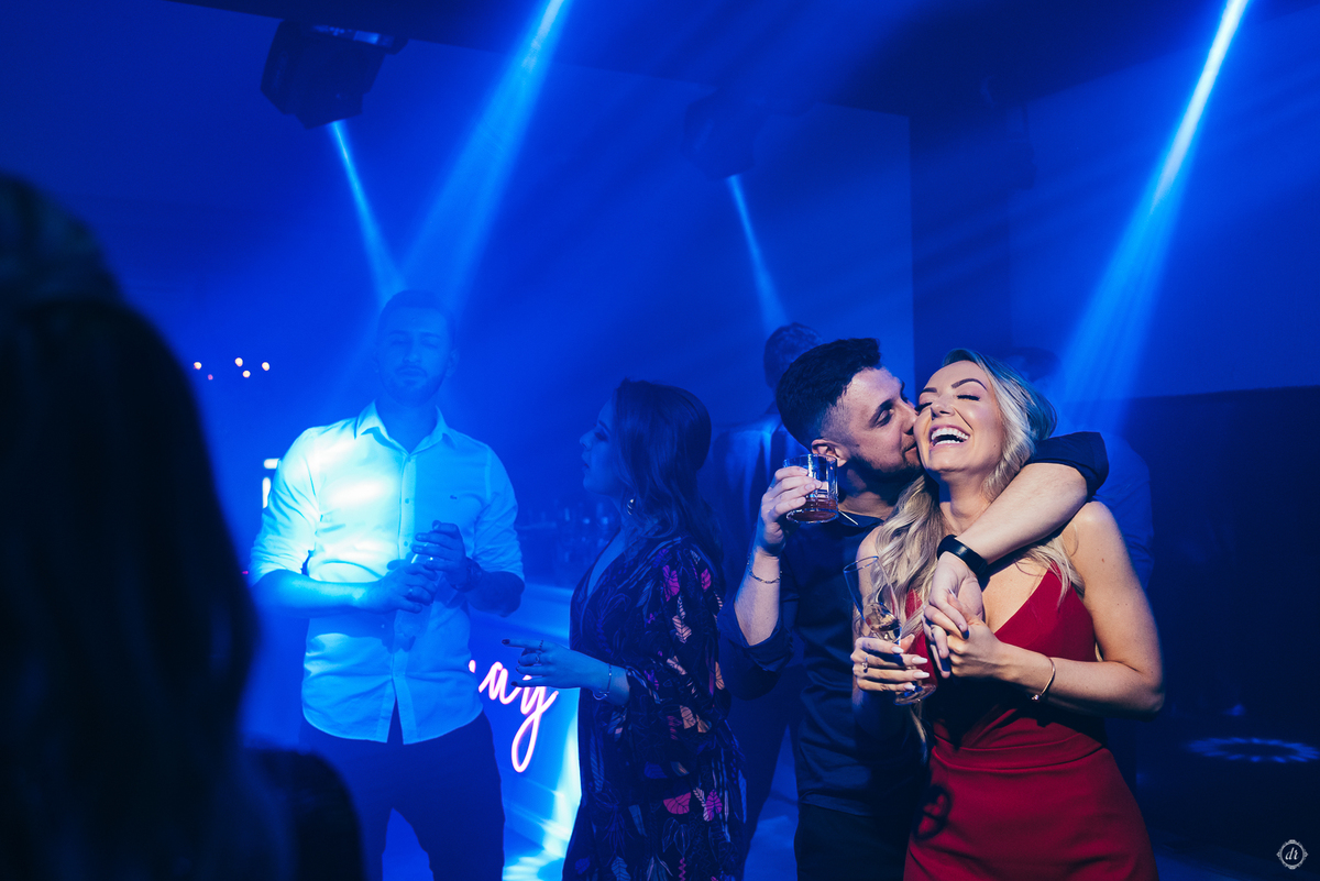 festa de formatura formanda em direito vestido de formatura vestido vermelho decoração de formatura  vinicola lovara vinhos finos  daniela radavelli fotografia