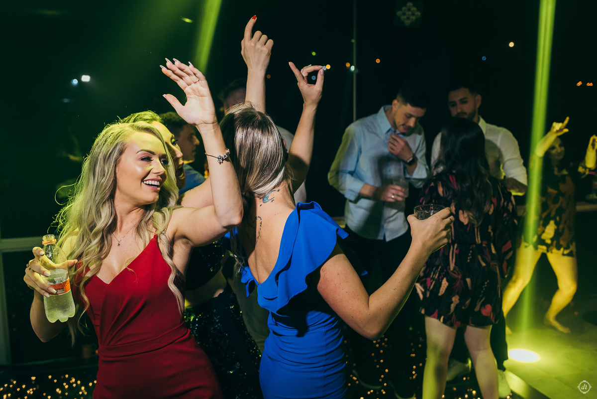 festa de formatura formanda em direito vestido de formatura vestido vermelho decoração de formatura  vinicola lovara vinhos finos  daniela radavelli fotografia