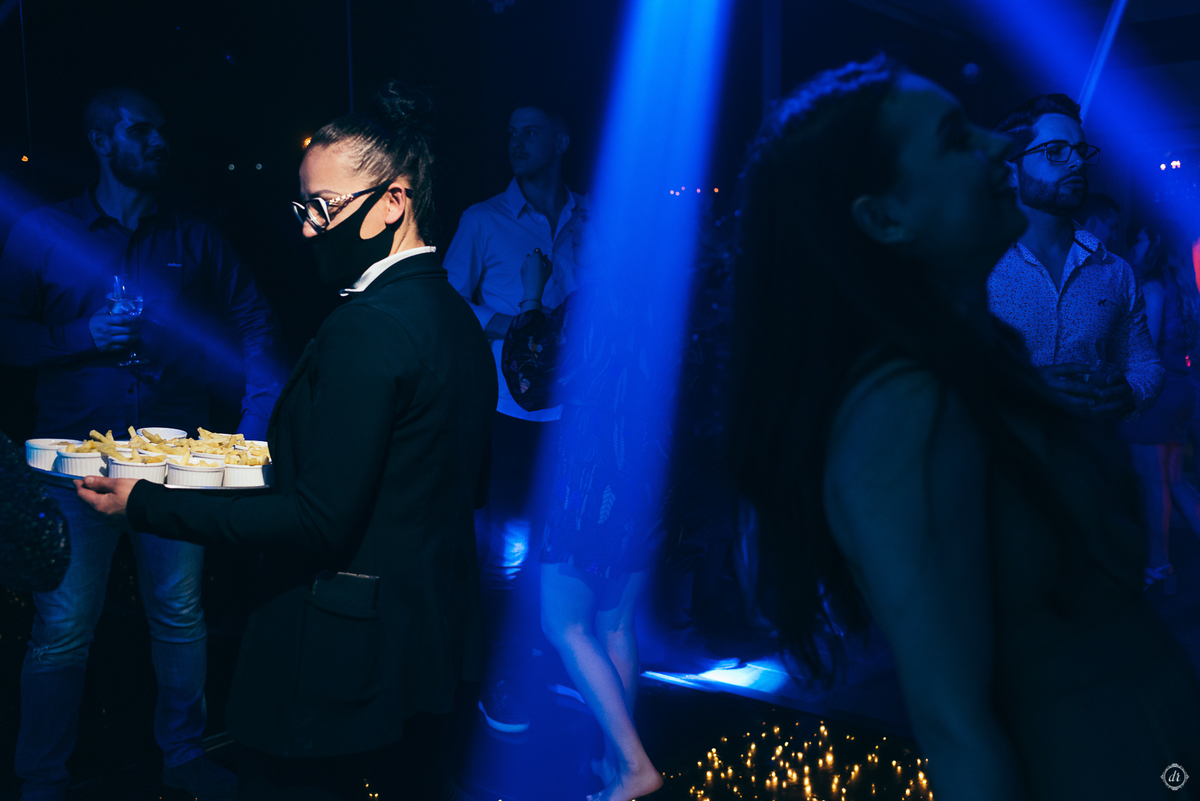 festa de formatura formanda em direito vestido de formatura vestido vermelho decoração de formatura  vinicola lovara vinhos finos  daniela radavelli fotografia