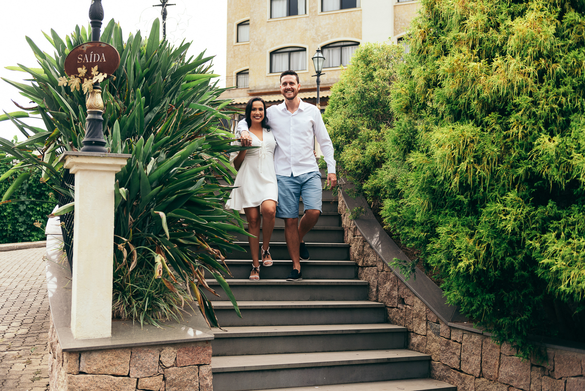 ensaio pre wedding hotel spa do vinho locais para ensaio ensaio no vale dos vinhedos daniela radavelli fotografa de casamento na serra gaucha book de casal fotos na chuva