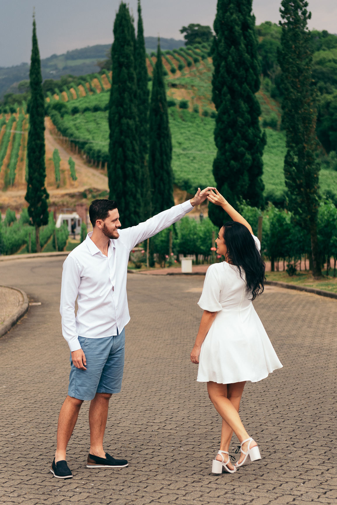 ensaio pre wedding hotel spa do vinho locais para ensaio ensaio no vale dos vinhedos daniela radavelli fotografa de casamento na serra gaucha book de casal fotos na chuva