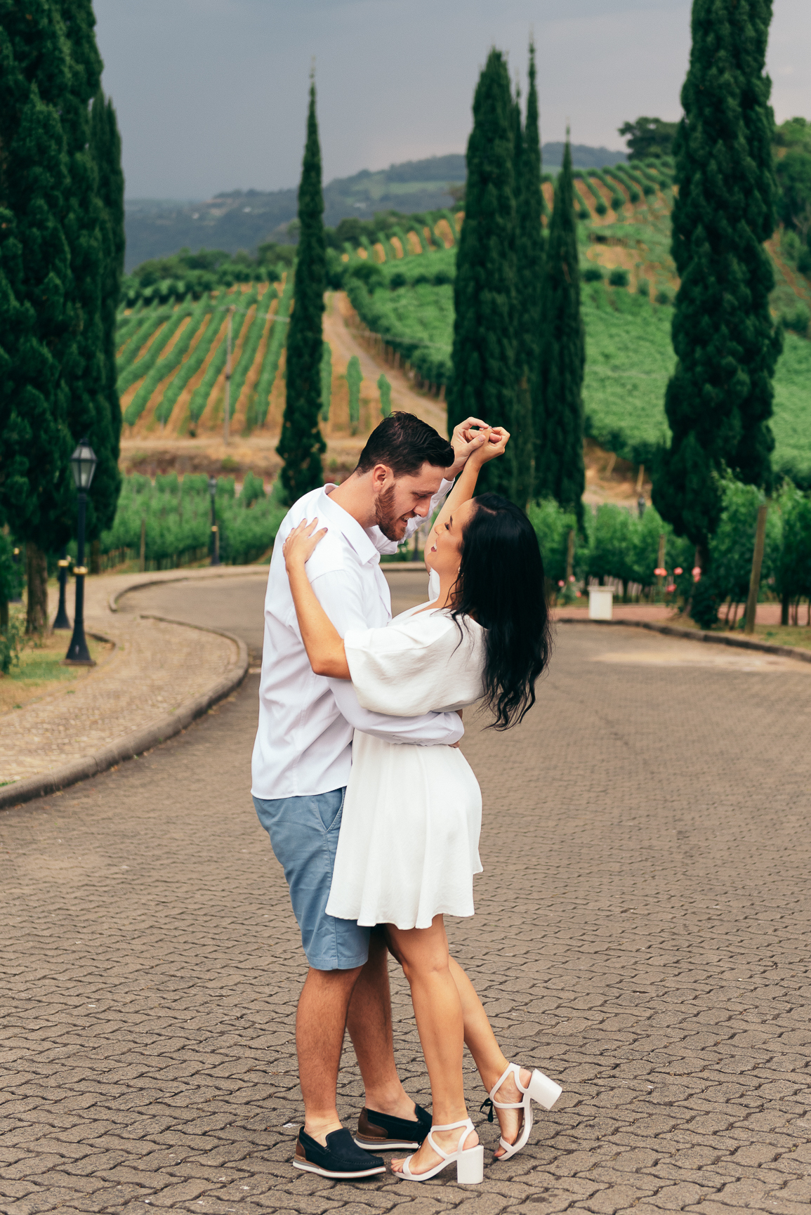 ensaio pre wedding hotel spa do vinho locais para ensaio ensaio no vale dos vinhedos daniela radavelli fotografa de casamento na serra gaucha book de casal fotos na chuva