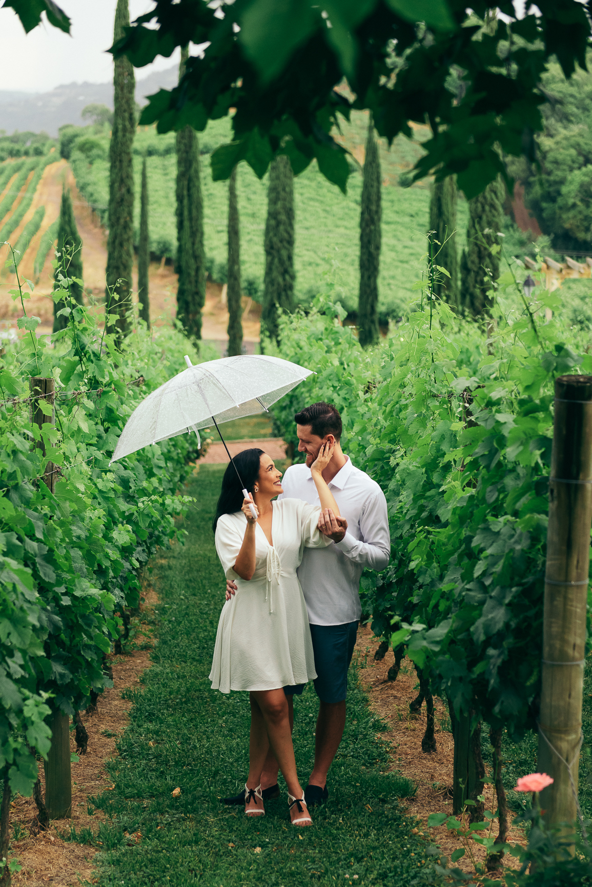 ensaio pre wedding hotel spa do vinho locais para ensaio ensaio no vale dos vinhedos daniela radavelli fotografa de casamento na serra gaucha book de casal fotos na chuva