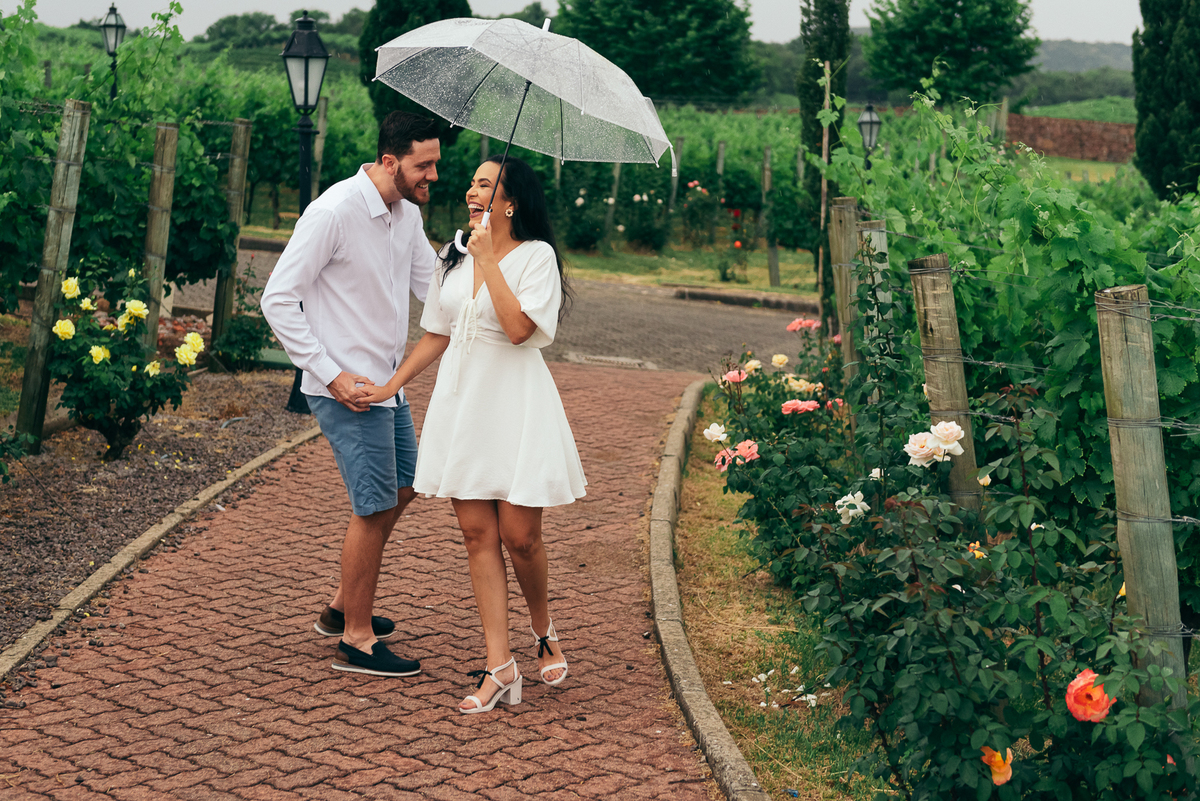 ensaio pre wedding hotel spa do vinho locais para ensaio ensaio no vale dos vinhedos daniela radavelli fotografa de casamento na serra gaucha book de casal fotos na chuva