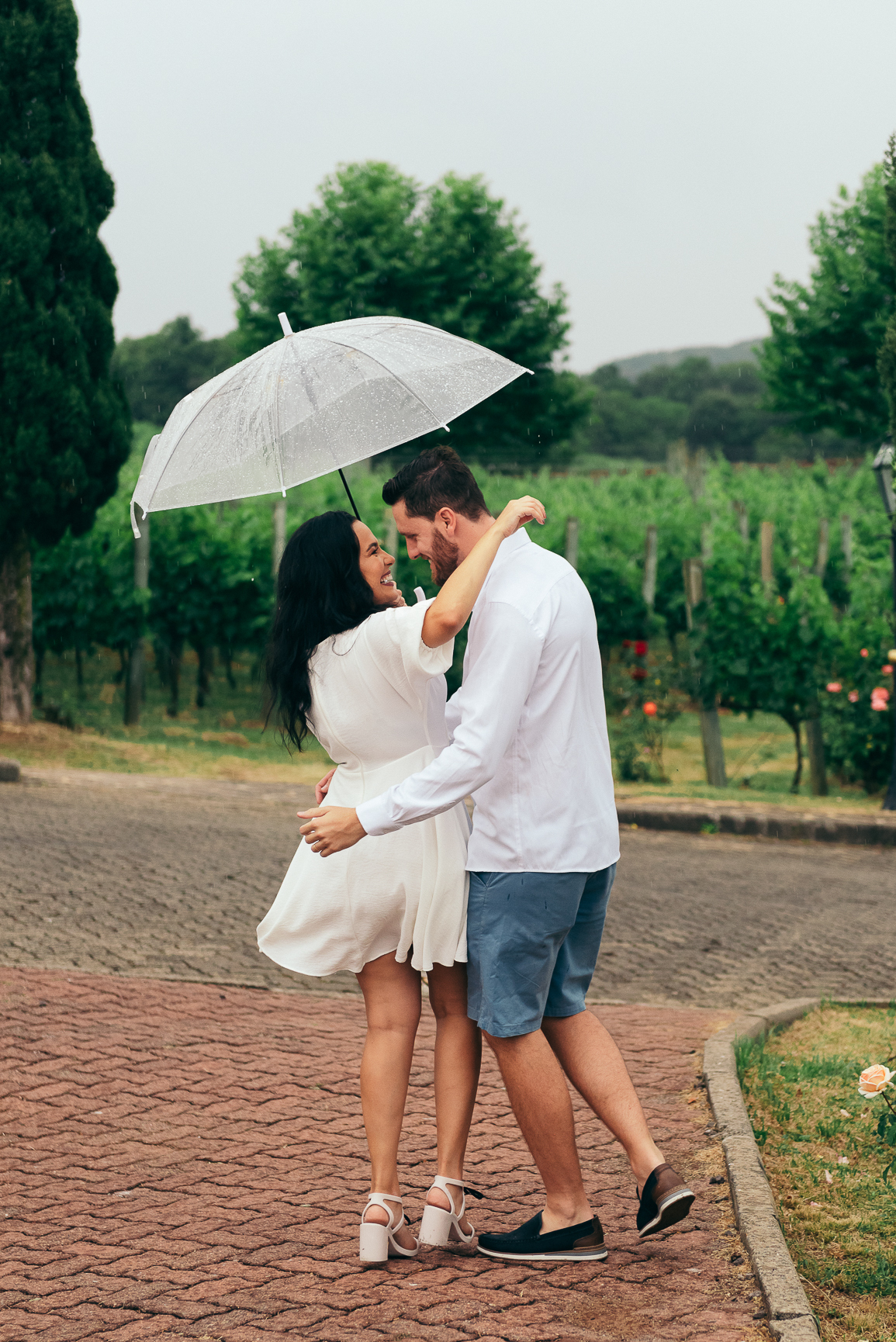 ensaio pre wedding hotel spa do vinho locais para ensaio ensaio no vale dos vinhedos daniela radavelli fotografa de casamento na serra gaucha book de casal fotos na chuva