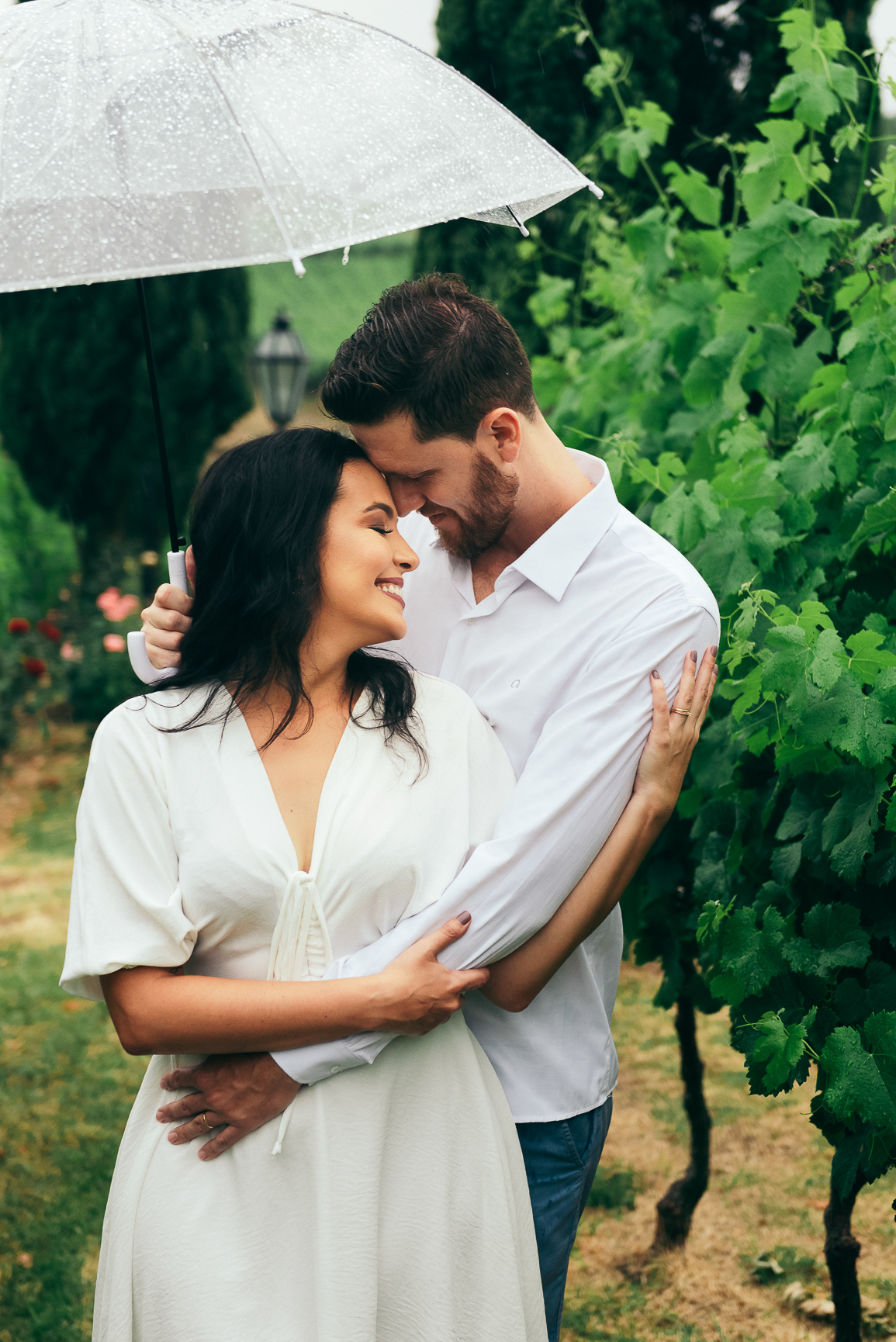 ensaio pre wedding hotel spa do vinho locais para ensaio ensaio no vale dos vinhedos daniela radavelli fotografa de casamento na serra gaucha book de casal fotos na chuva