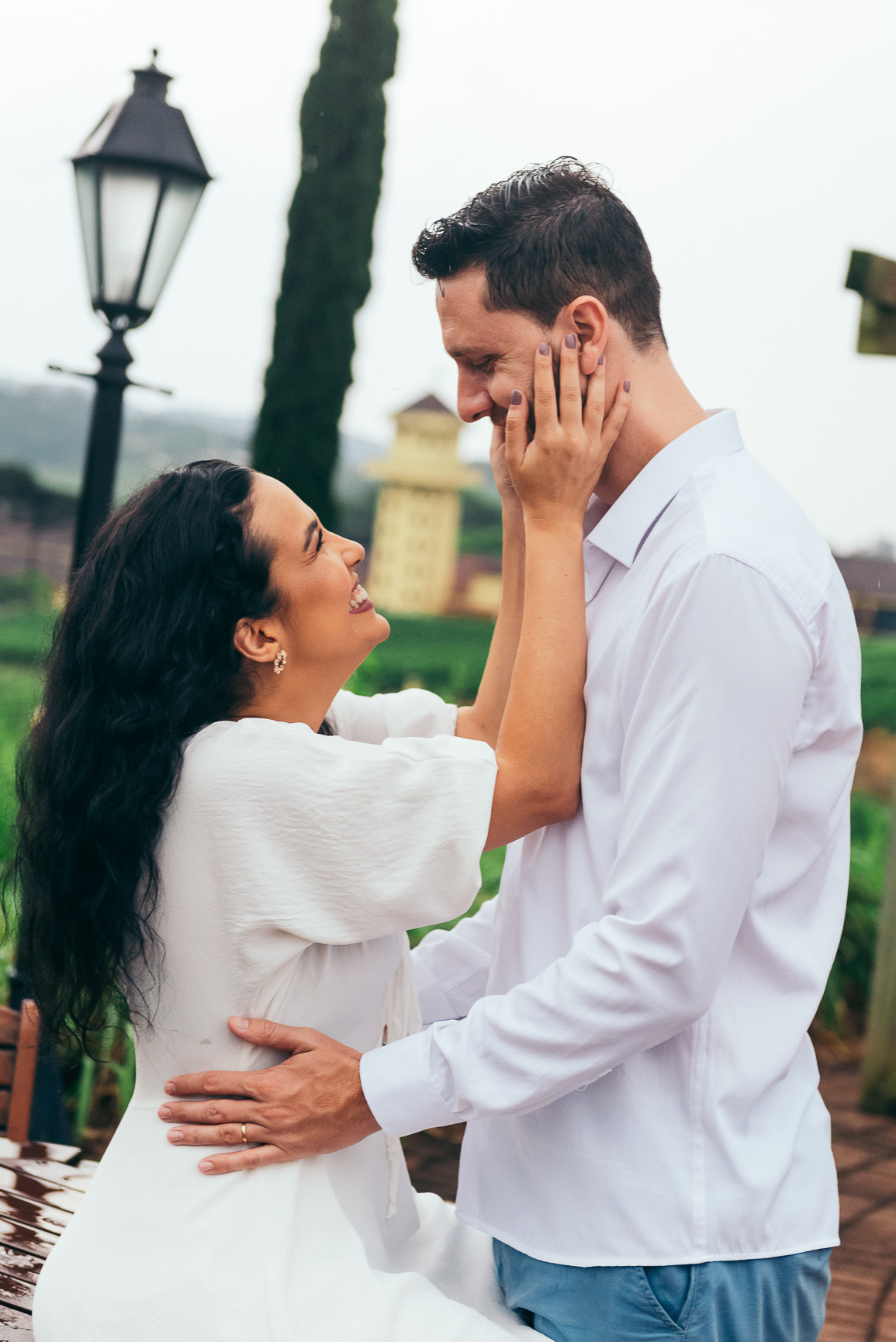ensaio pre wedding hotel spa do vinho locais para ensaio ensaio no vale dos vinhedos daniela radavelli fotografa de casamento na serra gaucha book de casal fotos na chuva