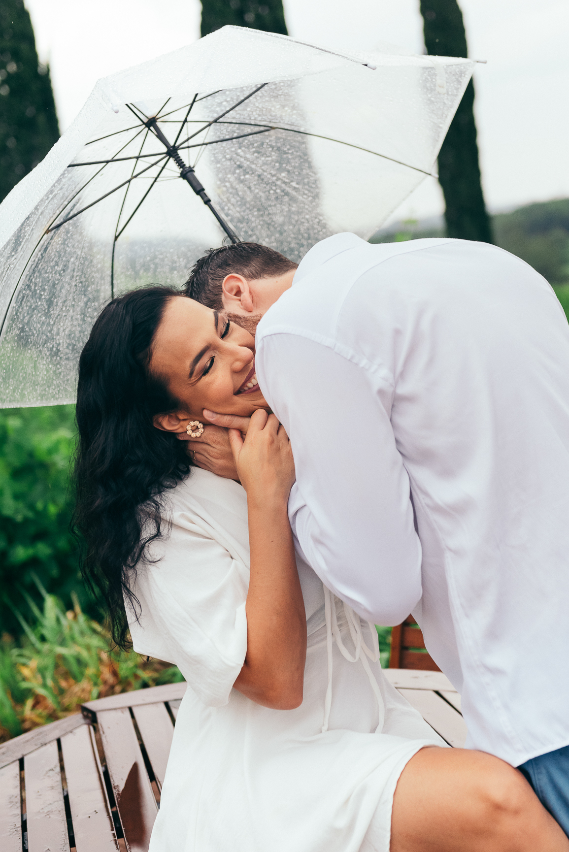 ensaio pre wedding hotel spa do vinho locais para ensaio ensaio no vale dos vinhedos daniela radavelli fotografa de casamento na serra gaucha book de casal fotos na chuva