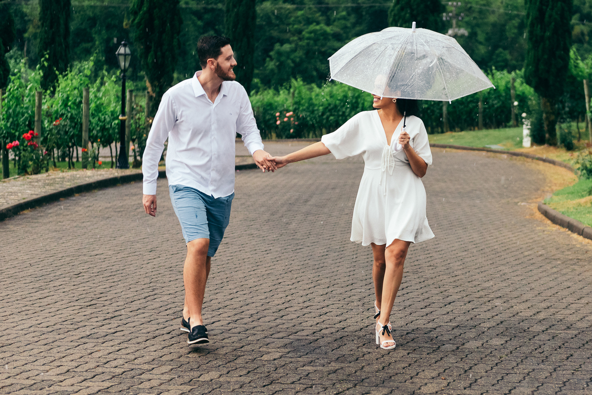 ensaio pre wedding hotel spa do vinho locais para ensaio ensaio no vale dos vinhedos daniela radavelli fotografa de casamento na serra gaucha book de casal fotos na chuva