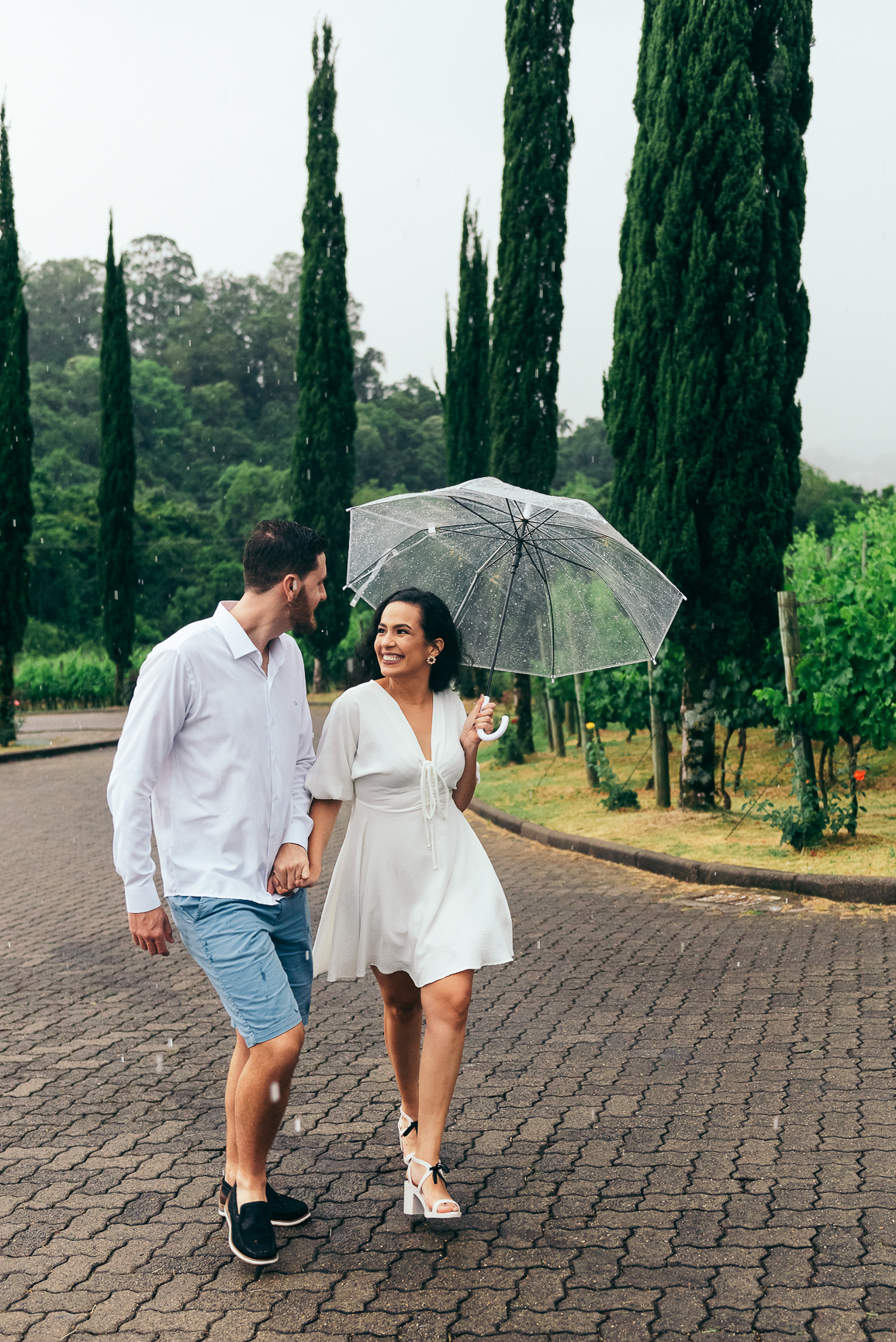 ensaio pre wedding hotel spa do vinho locais para ensaio ensaio no vale dos vinhedos daniela radavelli fotografa de casamento na serra gaucha book de casal fotos na chuva