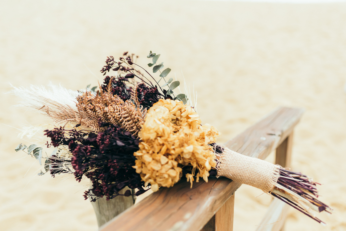 pre wedding na praia do estaleiro ensaio em balneário Camboriú daniela radavelli fotografia look de ensaio na praia buque de flores secas casamento na praia  