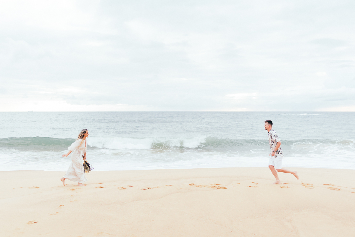 pre wedding na praia do estaleiro ensaio em balneário Camboriú daniela radavelli fotografia look de ensaio na praia buque de flores secas casamento na praia  