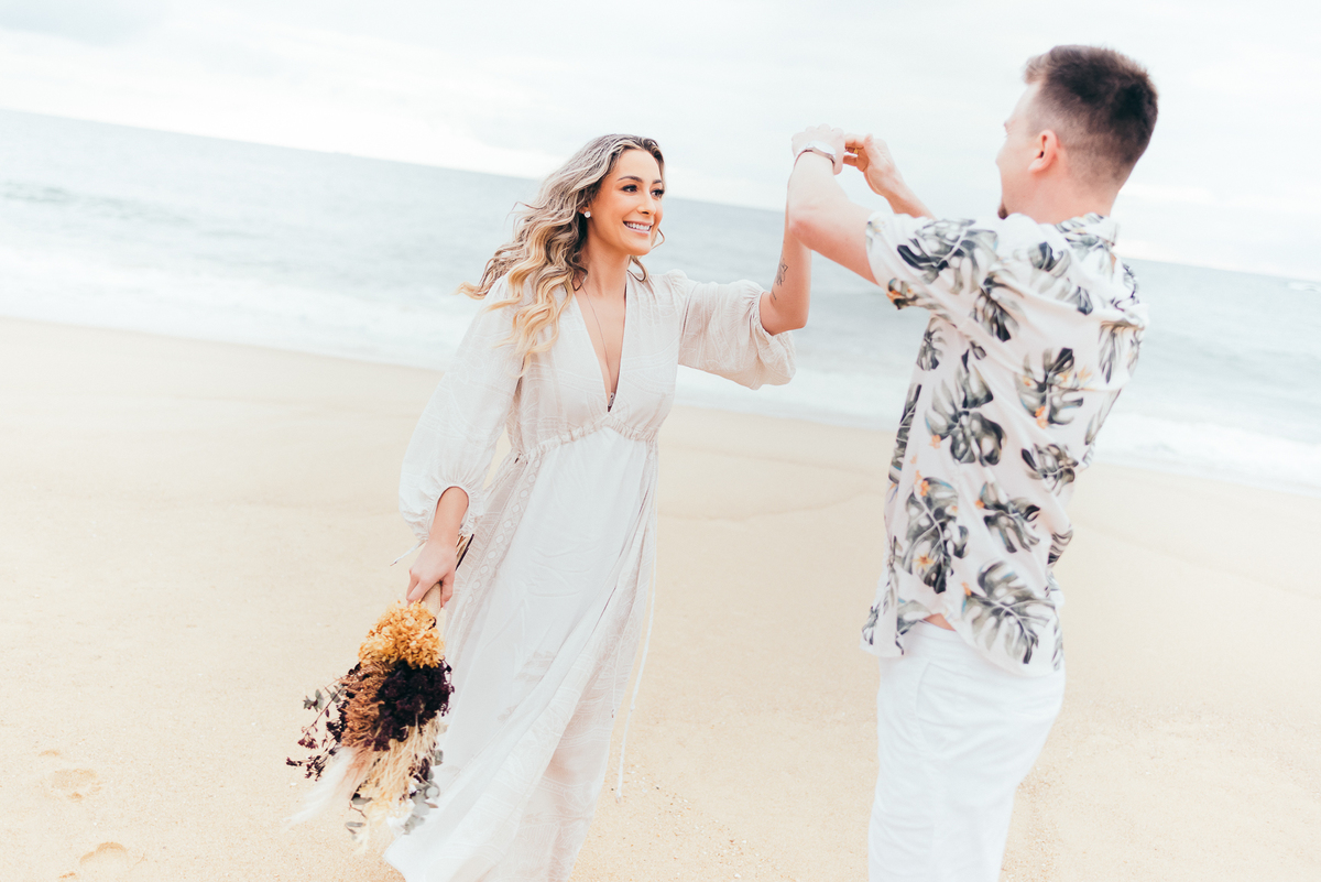 pre wedding na praia do estaleiro ensaio em balneário Camboriú daniela radavelli fotografia look de ensaio na praia buque de flores secas casamento na praia  