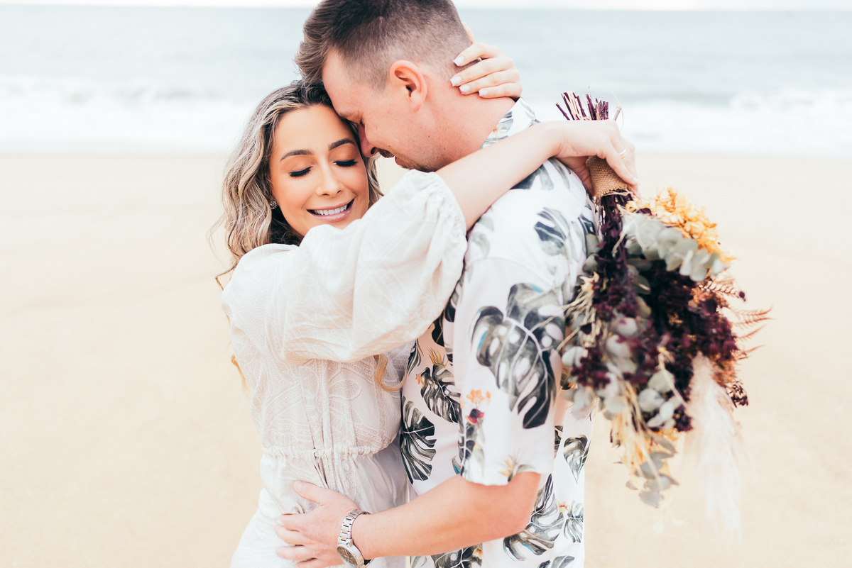 pre wedding na praia do estaleiro ensaio em balneário Camboriú daniela radavelli fotografia look de ensaio na praia buque de flores secas casamento na praia  