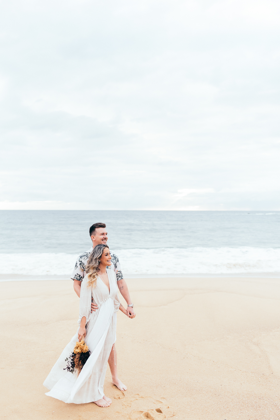 pre wedding na praia do estaleiro ensaio em balneário Camboriú daniela radavelli fotografia look de ensaio na praia buque de flores secas casamento na praia  
