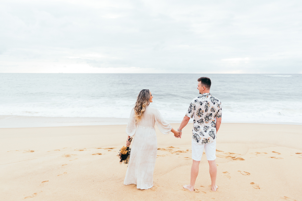 pre wedding na praia do estaleiro ensaio em balneário Camboriú daniela radavelli fotografia look de ensaio na praia buque de flores secas casamento na praia  