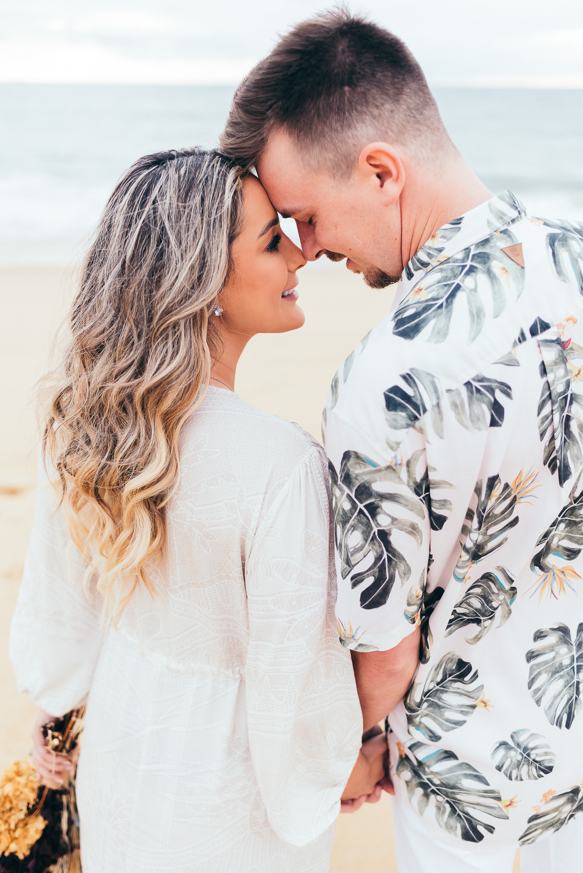 pre wedding na praia do estaleiro ensaio em balneário Camboriú daniela radavelli fotografia look de ensaio na praia buque de flores secas casamento na praia  