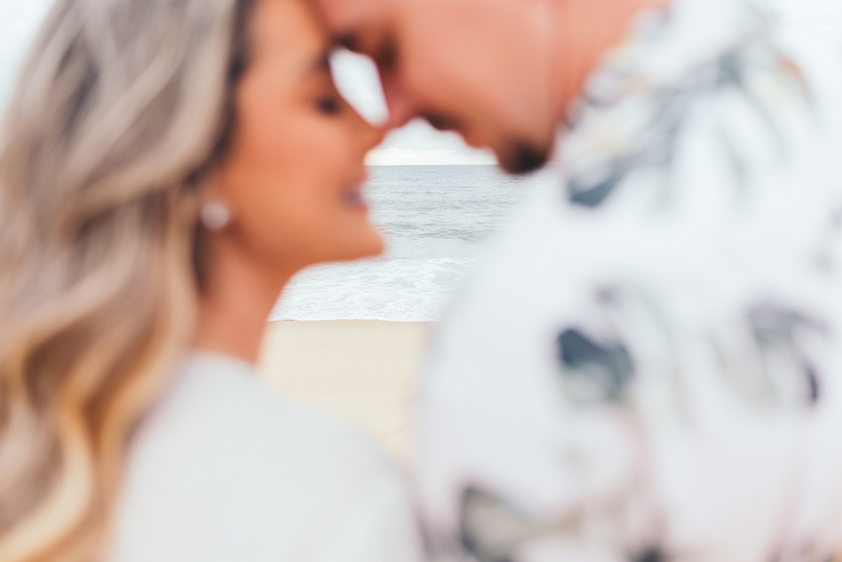 pre wedding na praia do estaleiro ensaio em balneário Camboriú daniela radavelli fotografia look de ensaio na praia buque de flores secas casamento na praia  