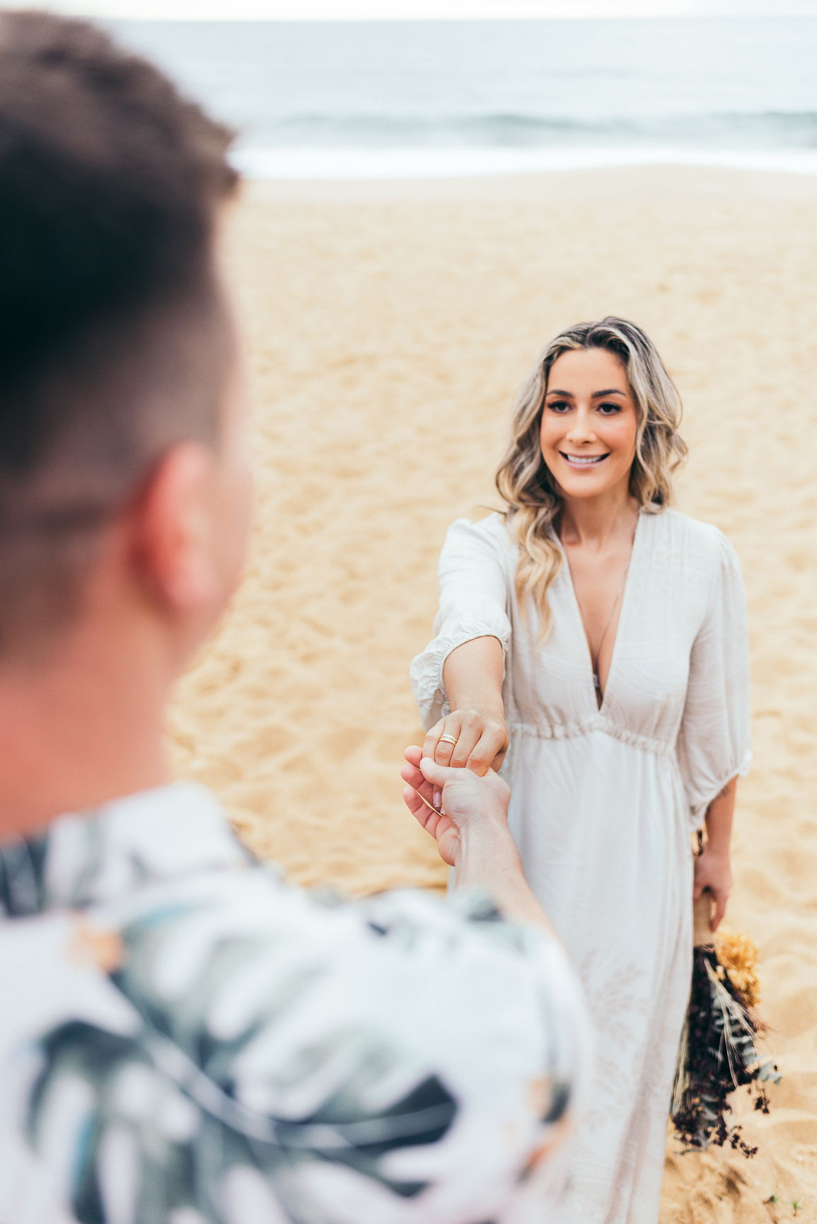 pre wedding na praia do estaleiro ensaio em balneário Camboriú daniela radavelli fotografia look de ensaio na praia buque de flores secas casamento na praia  