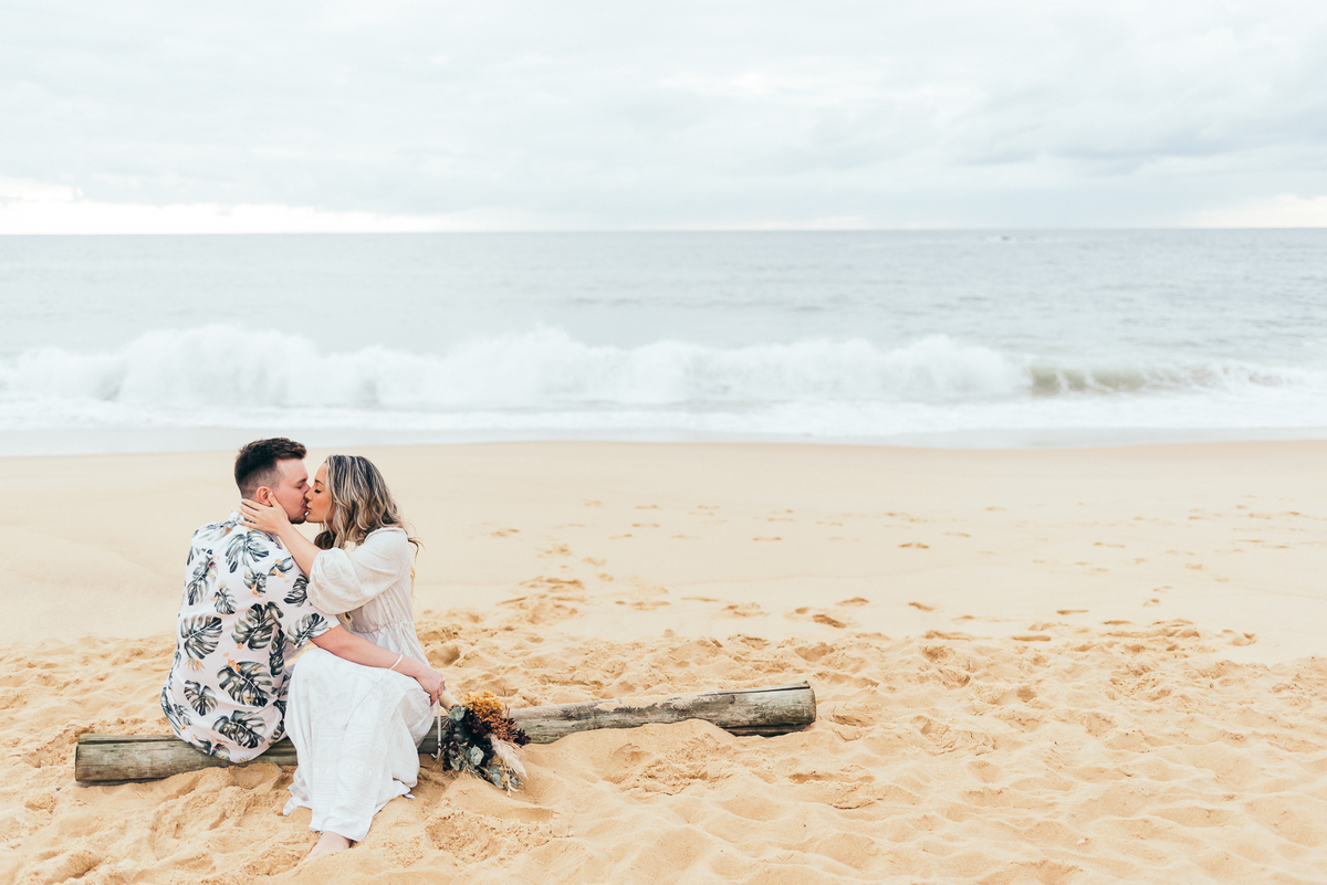 pre wedding na praia do estaleiro ensaio em balneário Camboriú daniela radavelli fotografia look de ensaio na praia buque de flores secas casamento na praia  