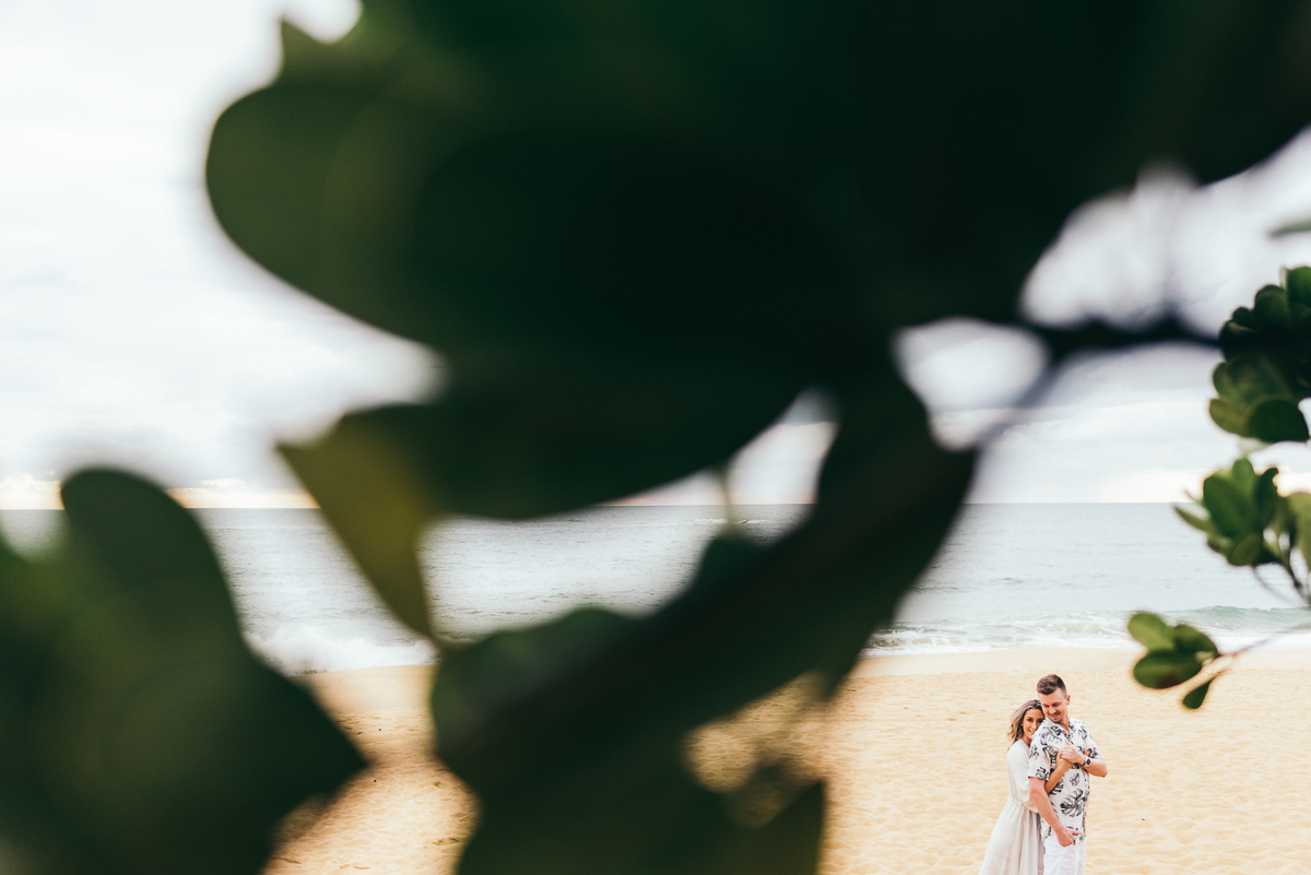 pre wedding na praia do estaleiro ensaio em balneário Camboriú daniela radavelli fotografia look de ensaio na praia buque de flores secas casamento na praia  