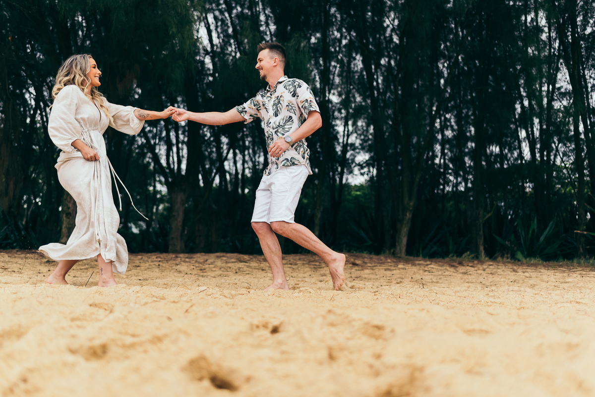 pre wedding na praia do estaleiro ensaio em balneário Camboriú daniela radavelli fotografia look de ensaio na praia buque de flores secas casamento na praia  