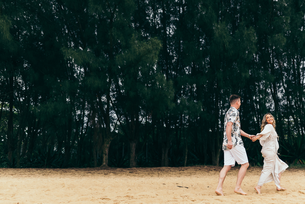 pre wedding na praia do estaleiro ensaio em balneário Camboriú daniela radavelli fotografia look de ensaio na praia buque de flores secas casamento na praia  