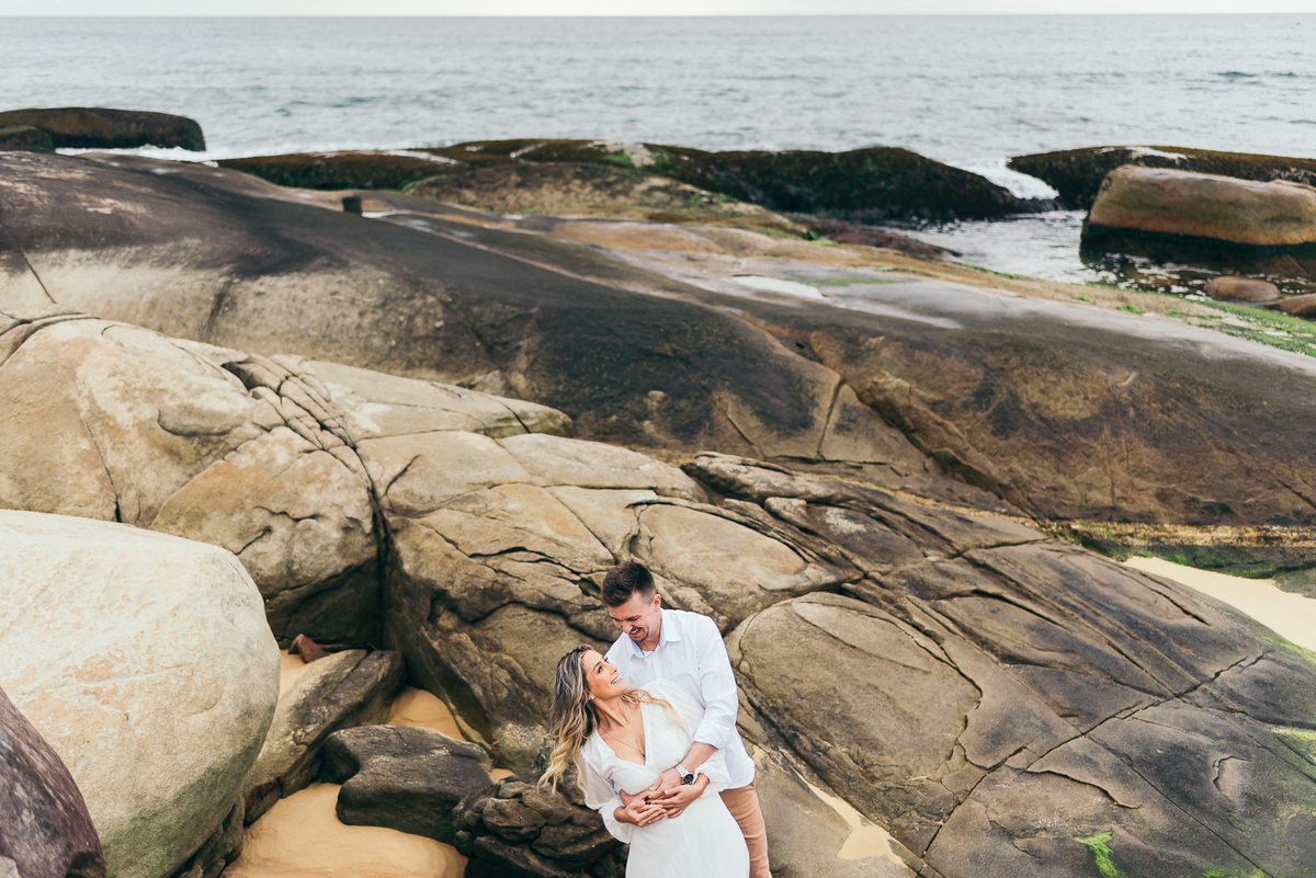 pre wedding na praia do estaleiro ensaio em balneário Camboriú daniela radavelli fotografia look de ensaio na praia buque de flores secas casamento na praia  