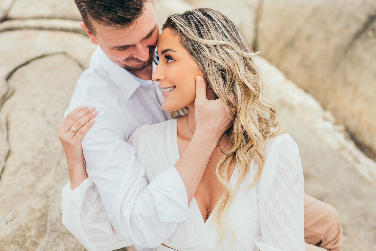 pre wedding na praia do estaleiro ensaio em balneário Camboriú daniela radavelli fotografia look de ensaio na praia buque de flores secas casamento na praia  