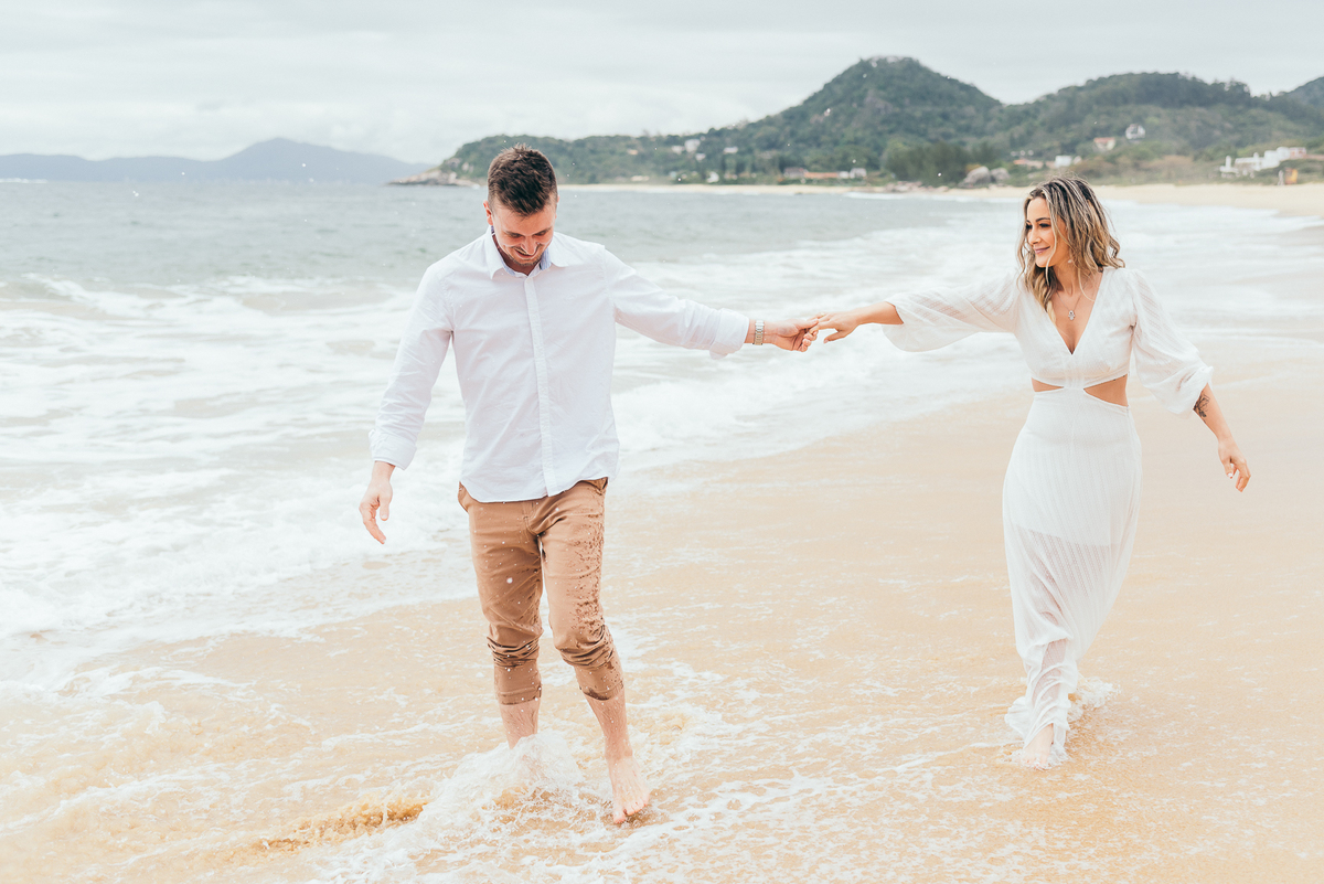 pre wedding na praia do estaleiro ensaio em balneário Camboriú daniela radavelli fotografia look de ensaio na praia buque de flores secas casamento na praia  