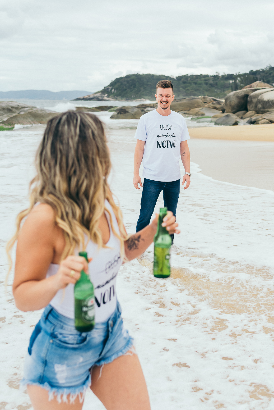 pre wedding na praia do estaleiro ensaio em balneário Camboriú daniela radavelli fotografia look de ensaio na praia buque de flores secas casamento na praia amor por cerveja casal heineken