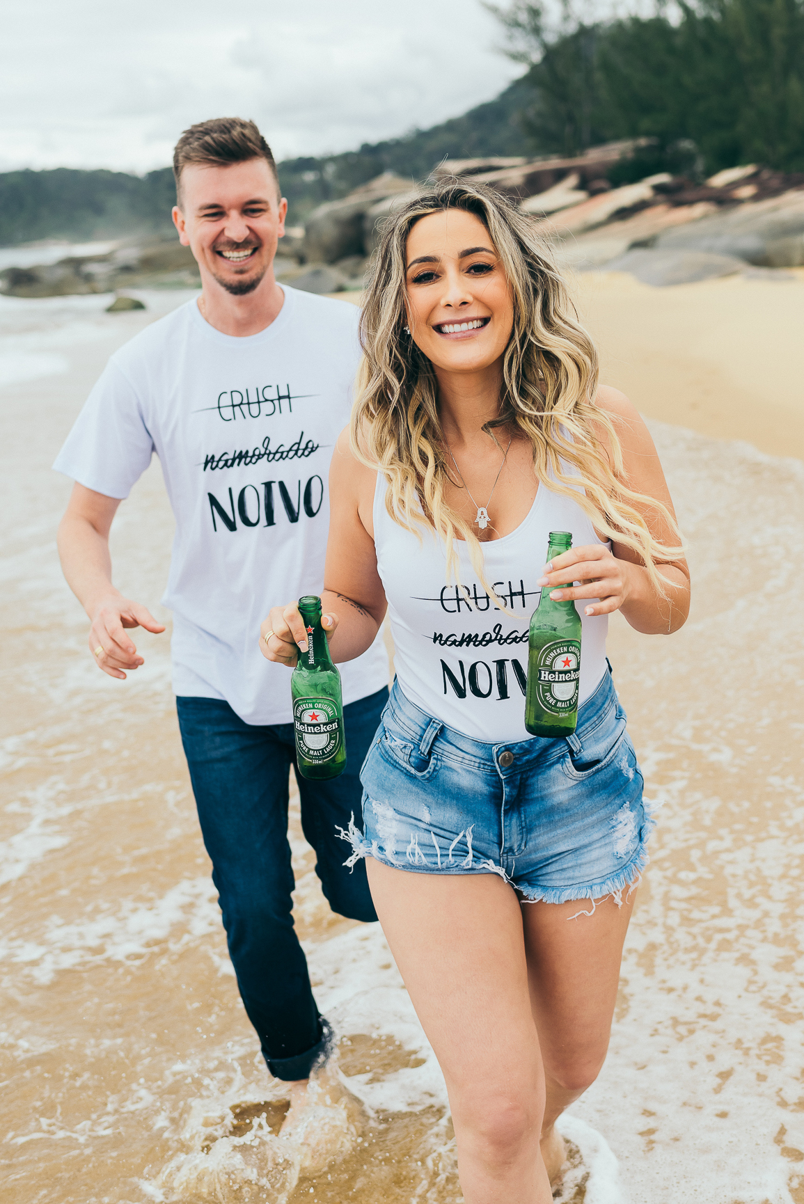 pre wedding na praia do estaleiro ensaio em balneário Camboriú daniela radavelli fotografia look de ensaio na praia buque de flores secas casamento na praia  amor por cerveja casal heineken