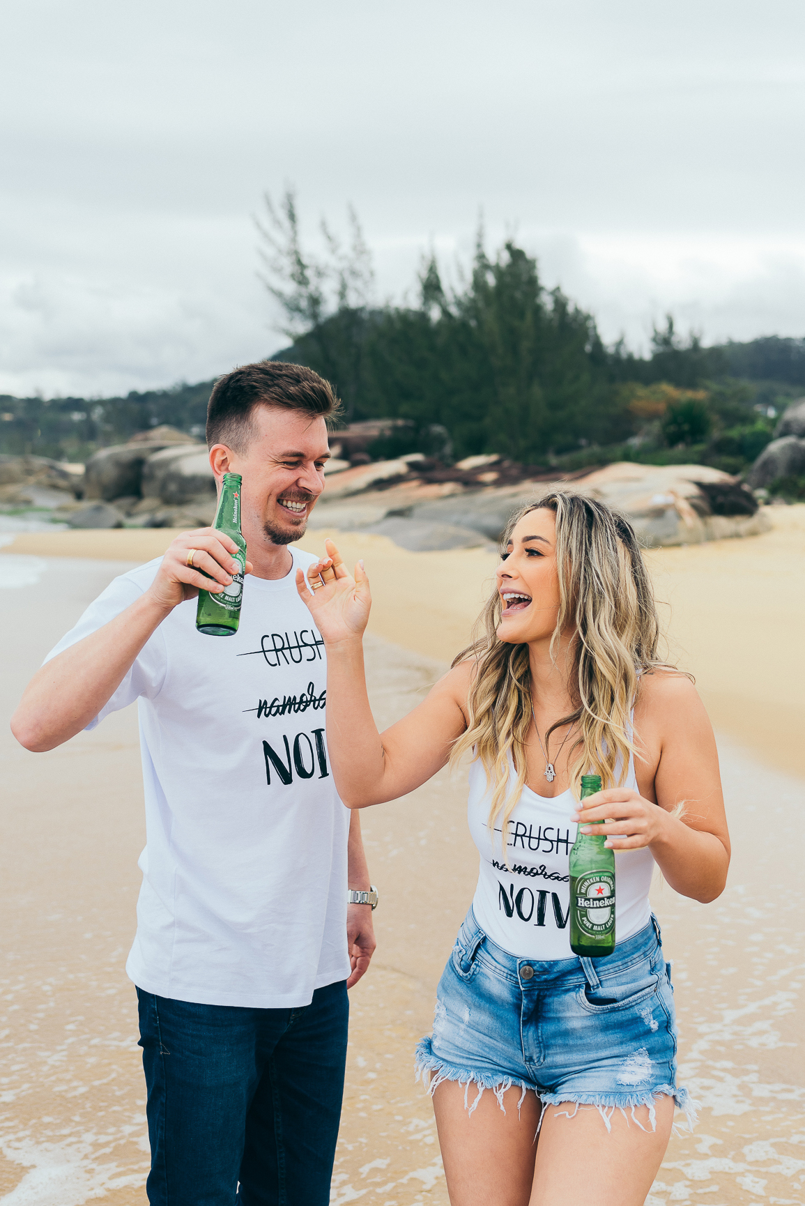 pre wedding na praia do estaleiro ensaio em balneário Camboriú daniela radavelli fotografia look de ensaio na praia buque de flores secas casamento na praia  amor por cerveja casal heineken